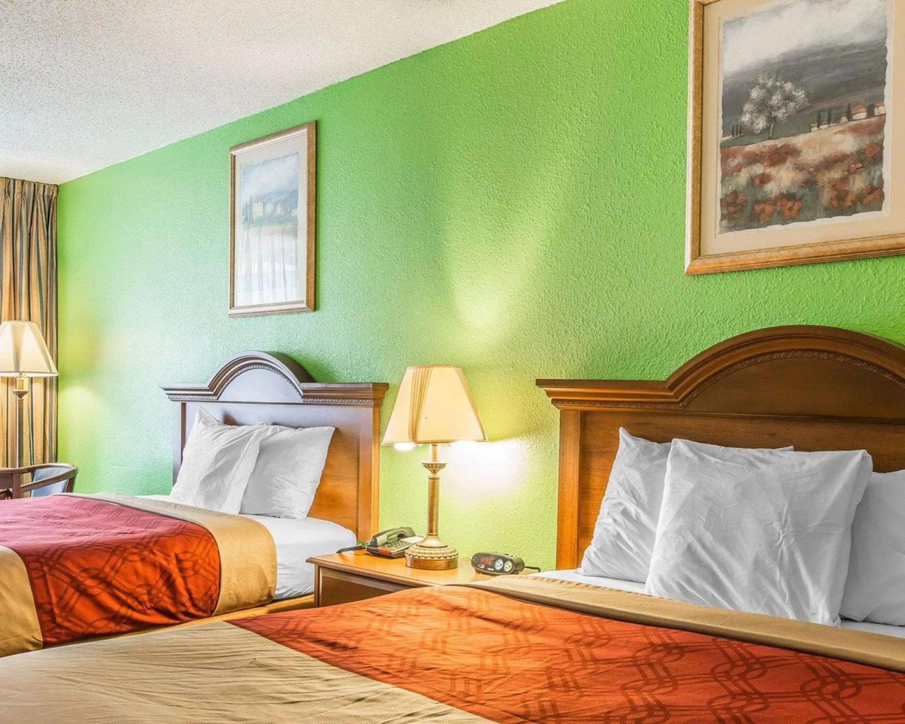 Photo of the whole room, Bed in Econo Lodge Douglas