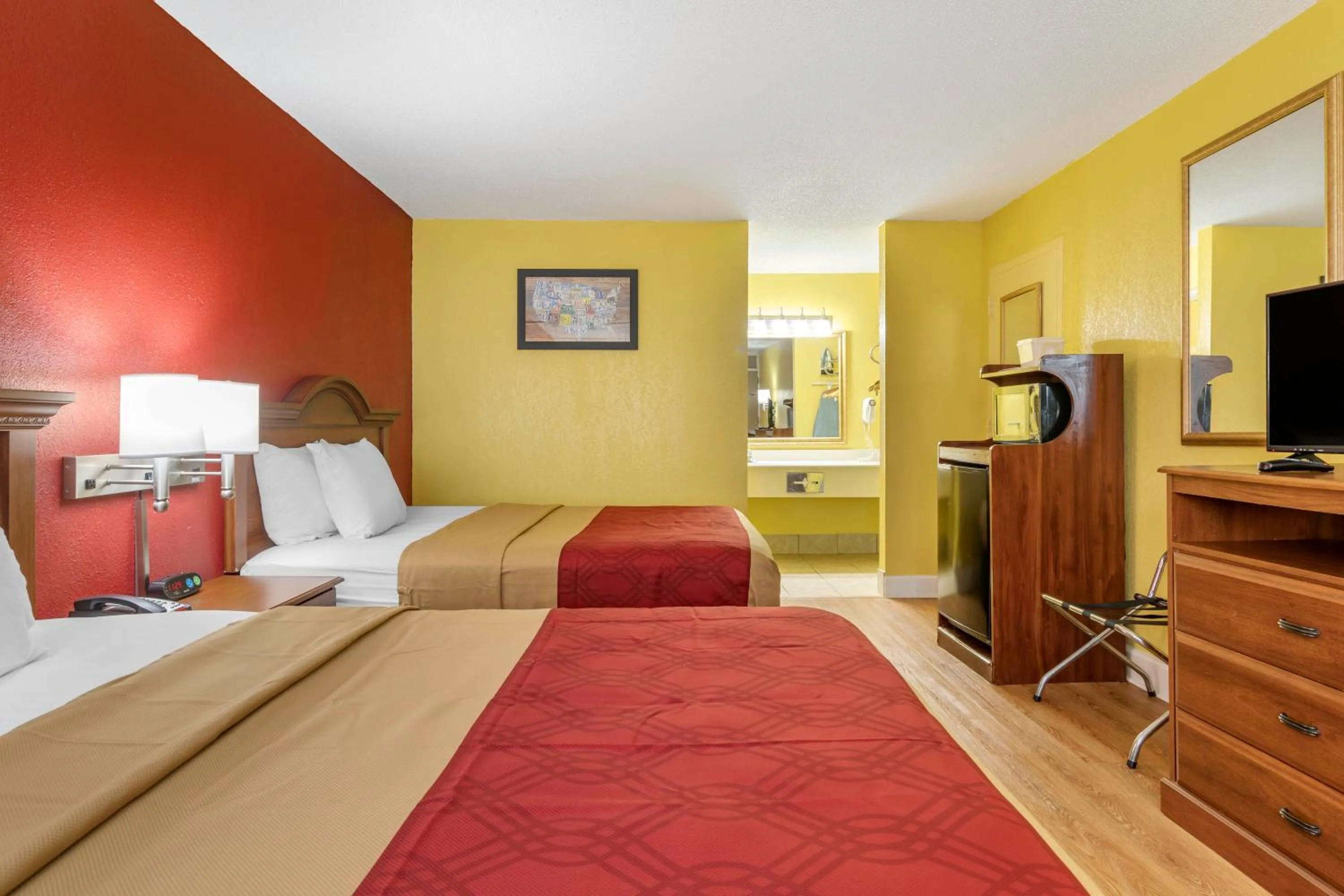 Photo of the whole room, Bed in Econo Lodge Douglas