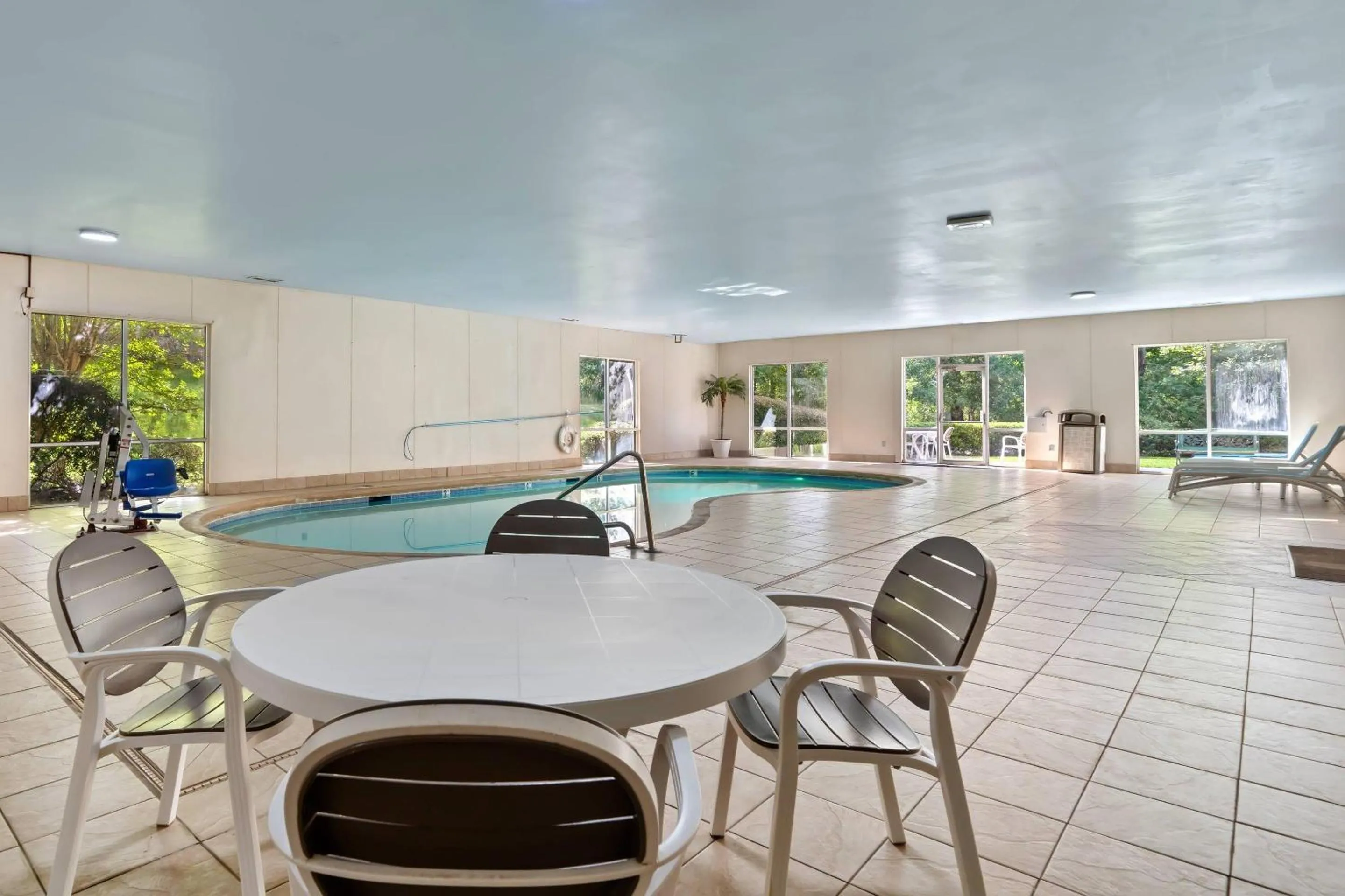 Swimming pool in Comfort Suites Milledgeville