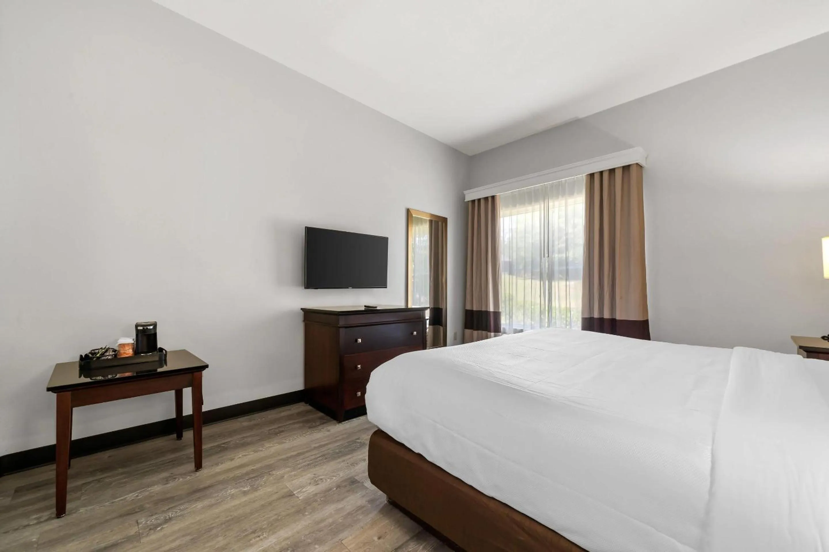 Bedroom, Bed in Comfort Suites Milledgeville