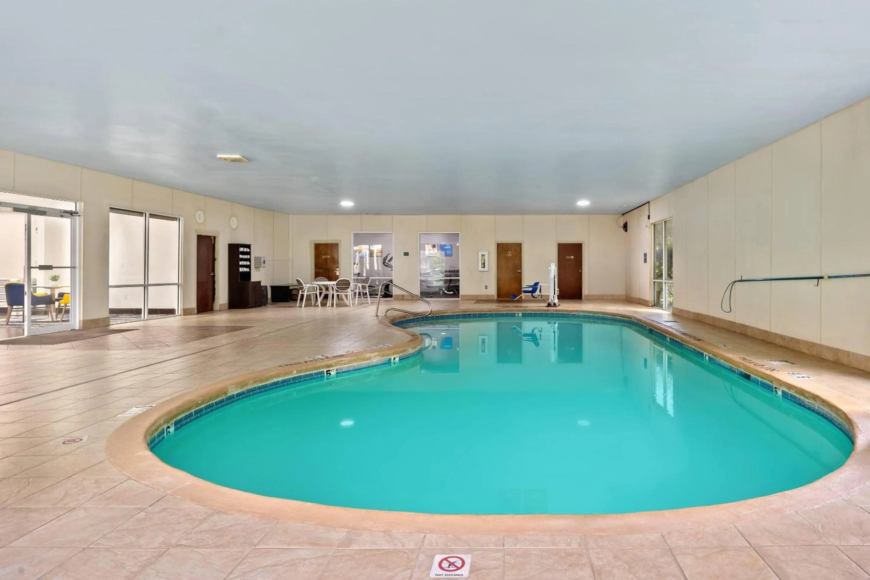 Swimming pool in Comfort Suites Milledgeville