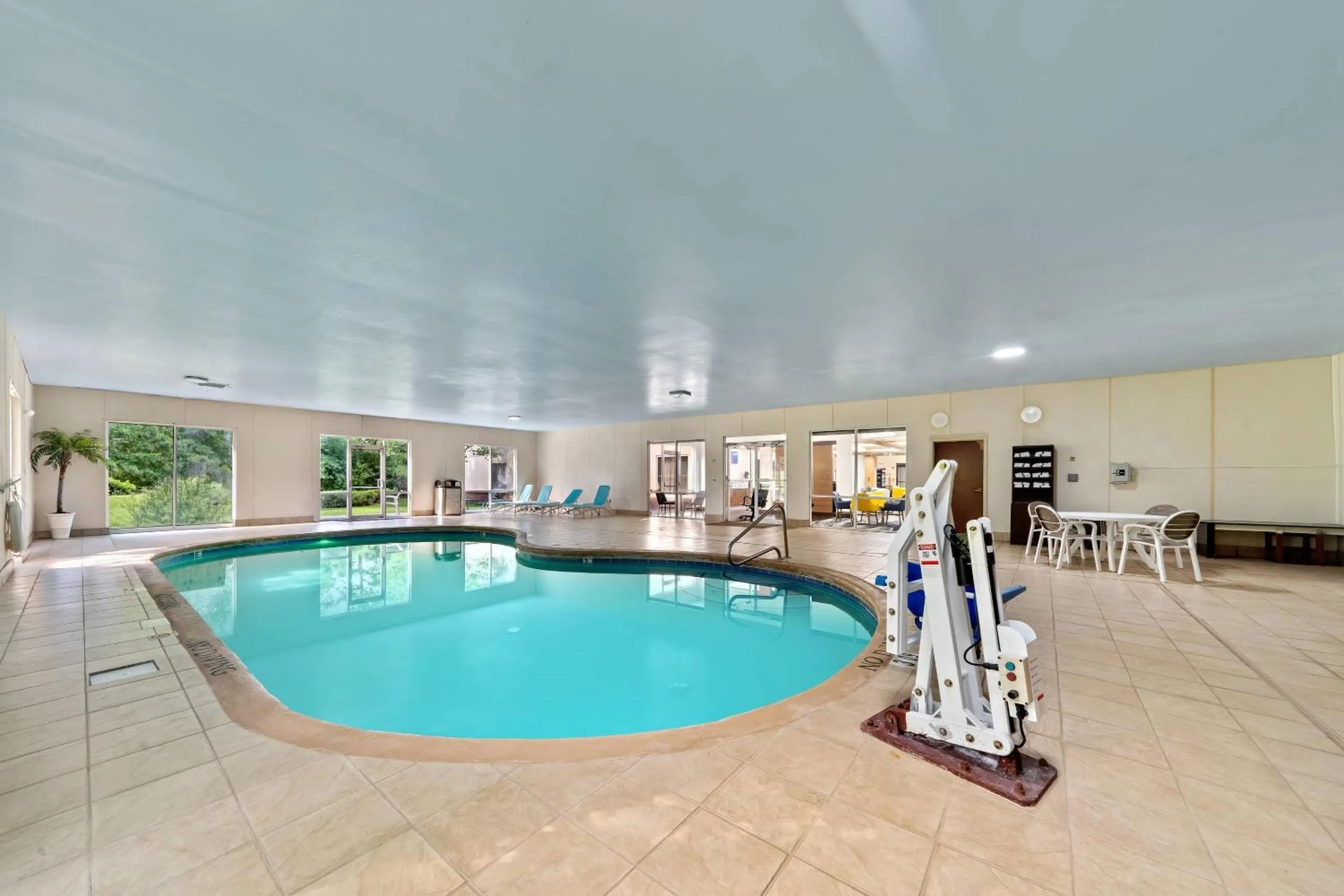 Swimming pool in Comfort Suites Milledgeville