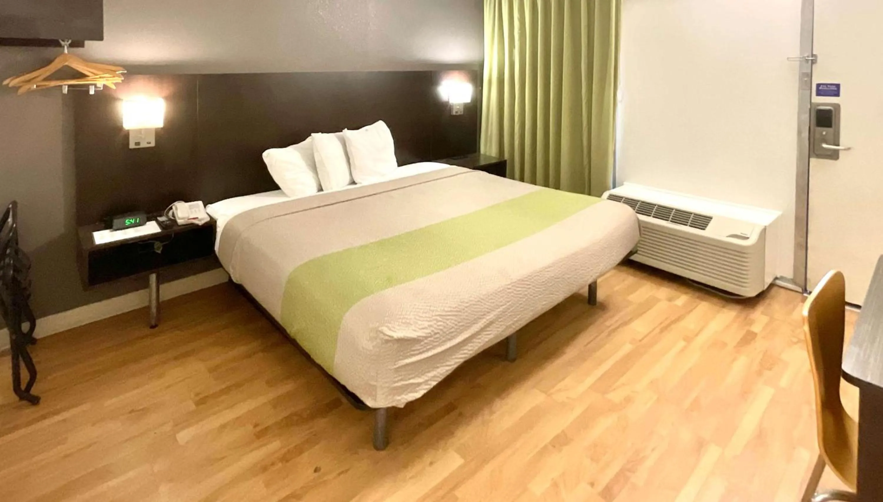 Bedroom, Bed in Motel 6-Columbus, GA - Downtown