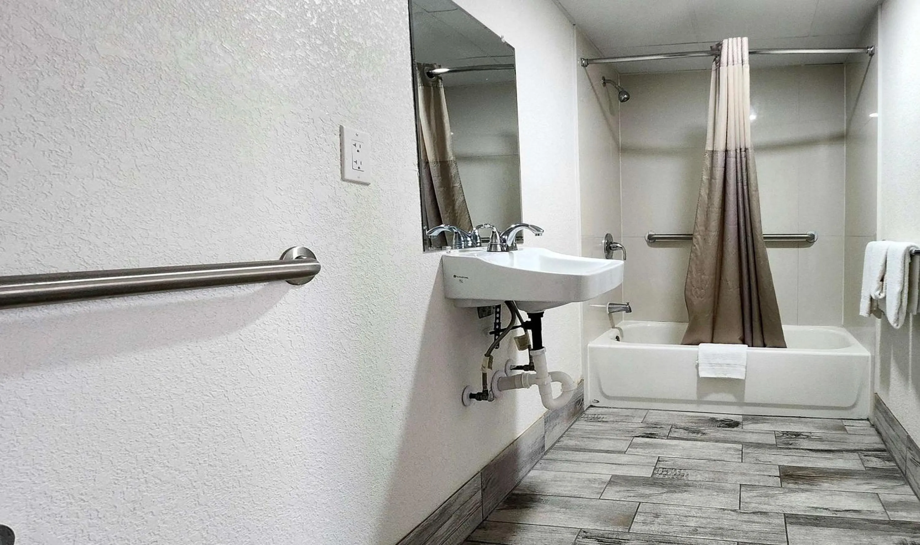 Bathroom in Motel 6-Columbus, GA - Downtown