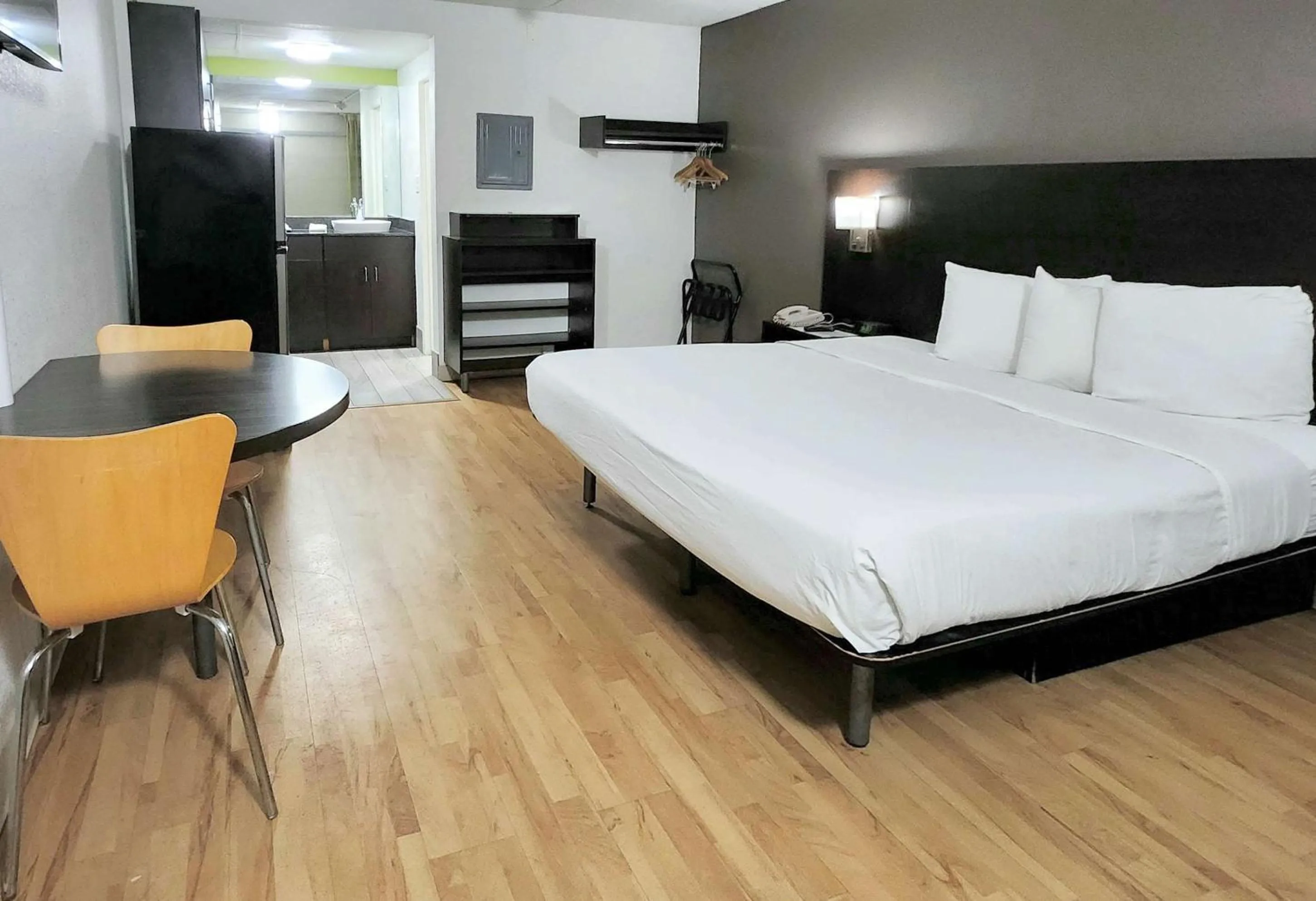 Bedroom, Bed in Motel 6-Columbus, GA - Downtown