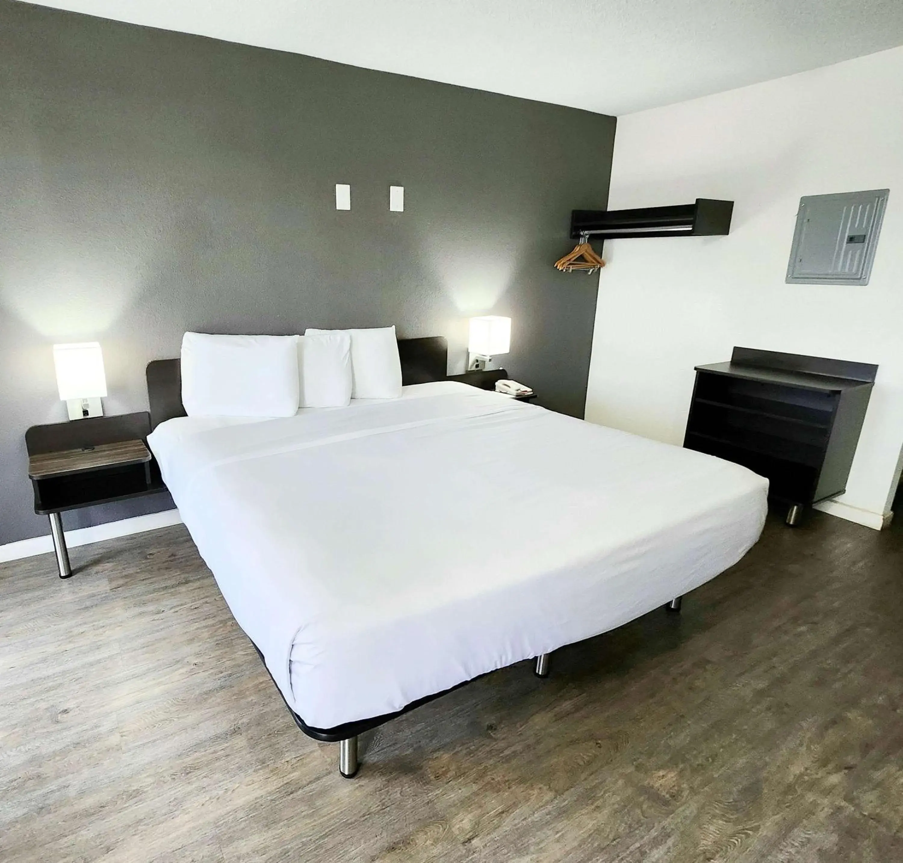 King Room - single occupancy - Non-Smoking in Motel 6-Columbus, GA - Downtown King Room - single occupancy - Non-Smoking in Motel 6-Columbus, GA - Downtown