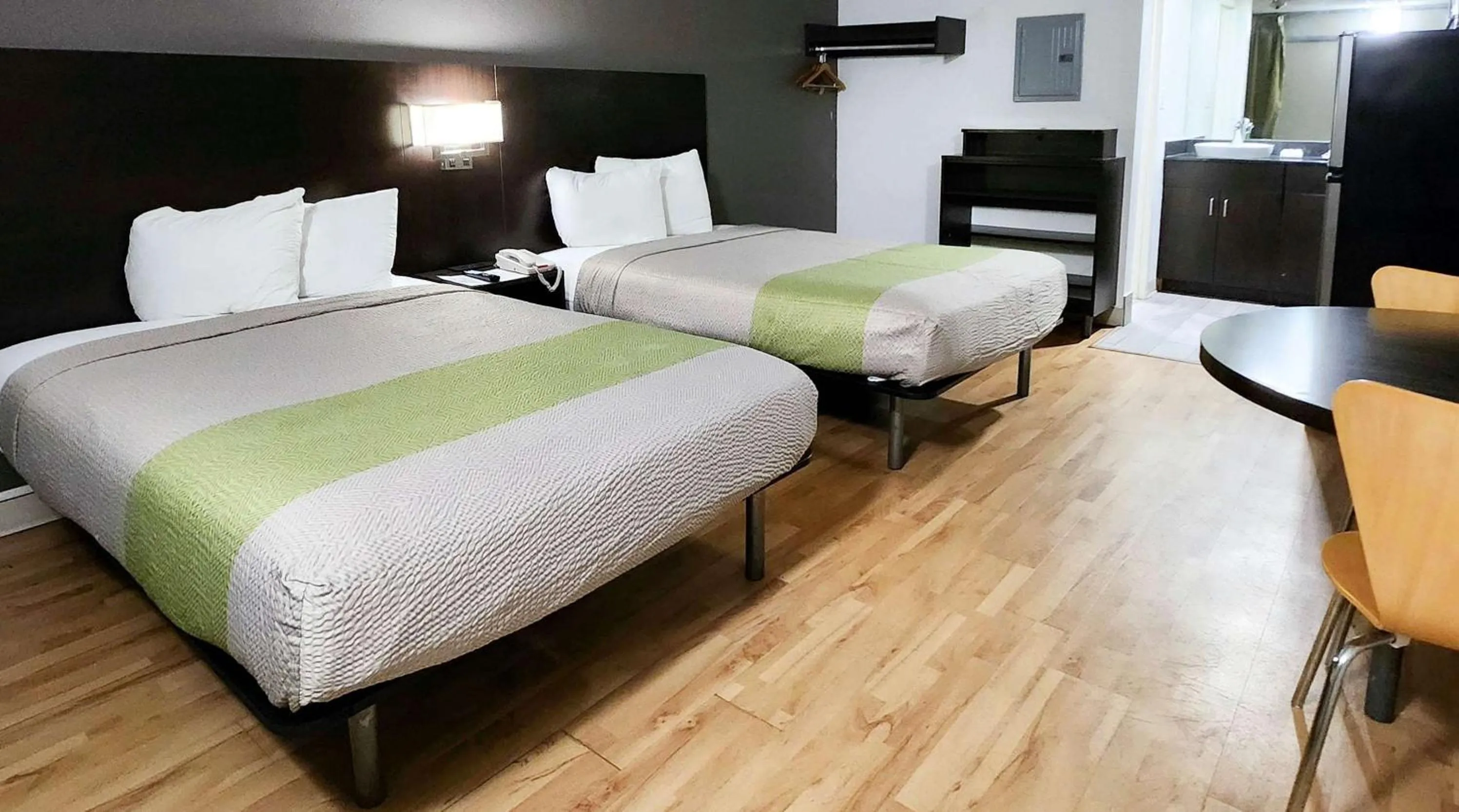 Bedroom, Bed in Motel 6-Columbus, GA - Downtown