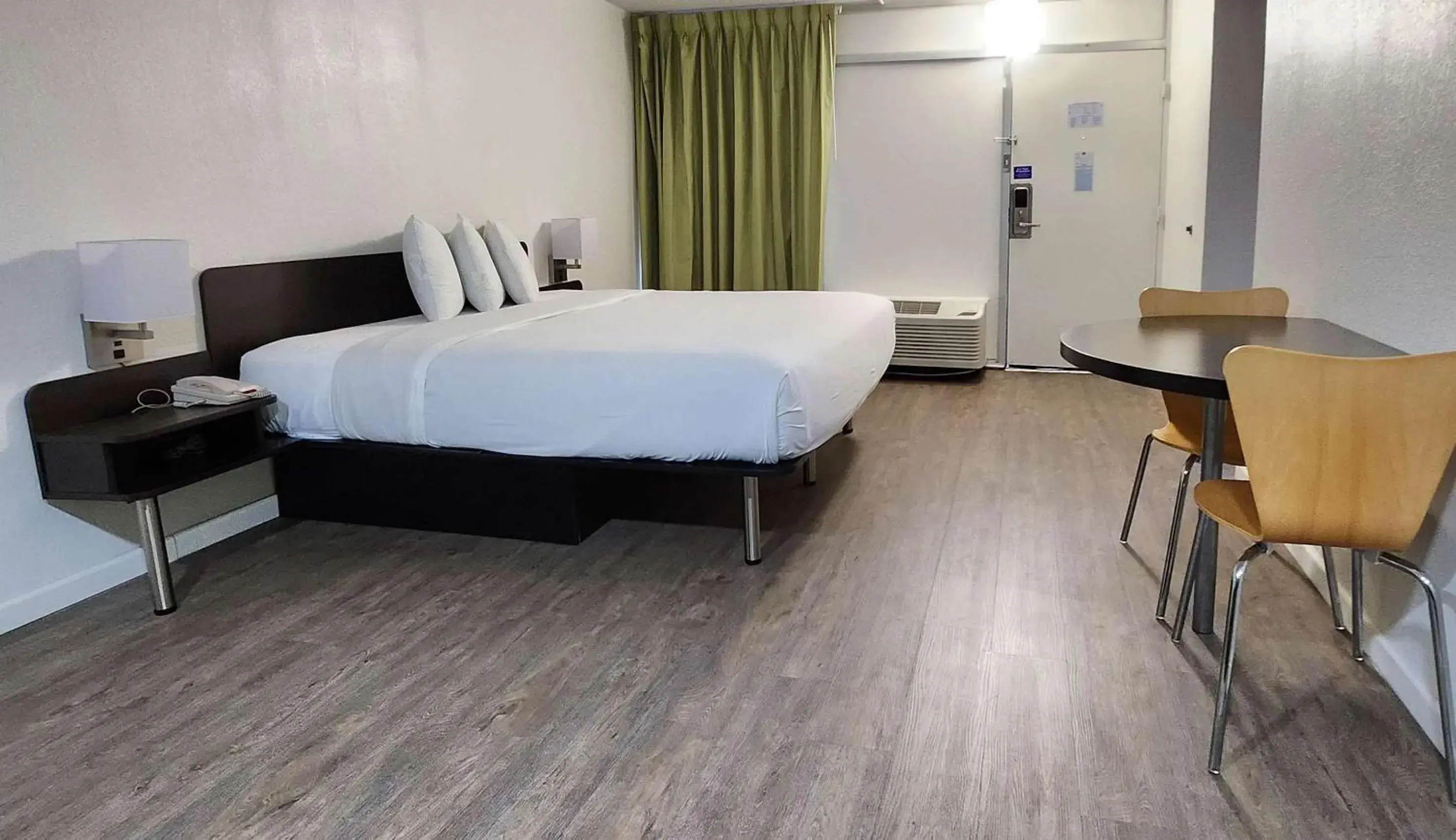 Bedroom, Bed in Motel 6-Columbus, GA - Downtown Bedroom, Bed in Motel 6-Columbus, GA - Downtown