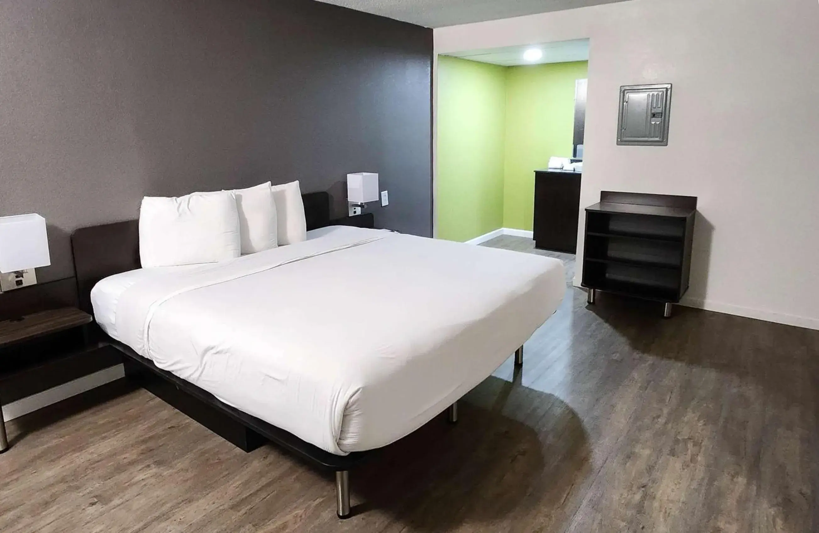 Bedroom, Bed in Motel 6-Columbus, GA - Downtown Bedroom, Bed in Motel 6-Columbus, GA - Downtown