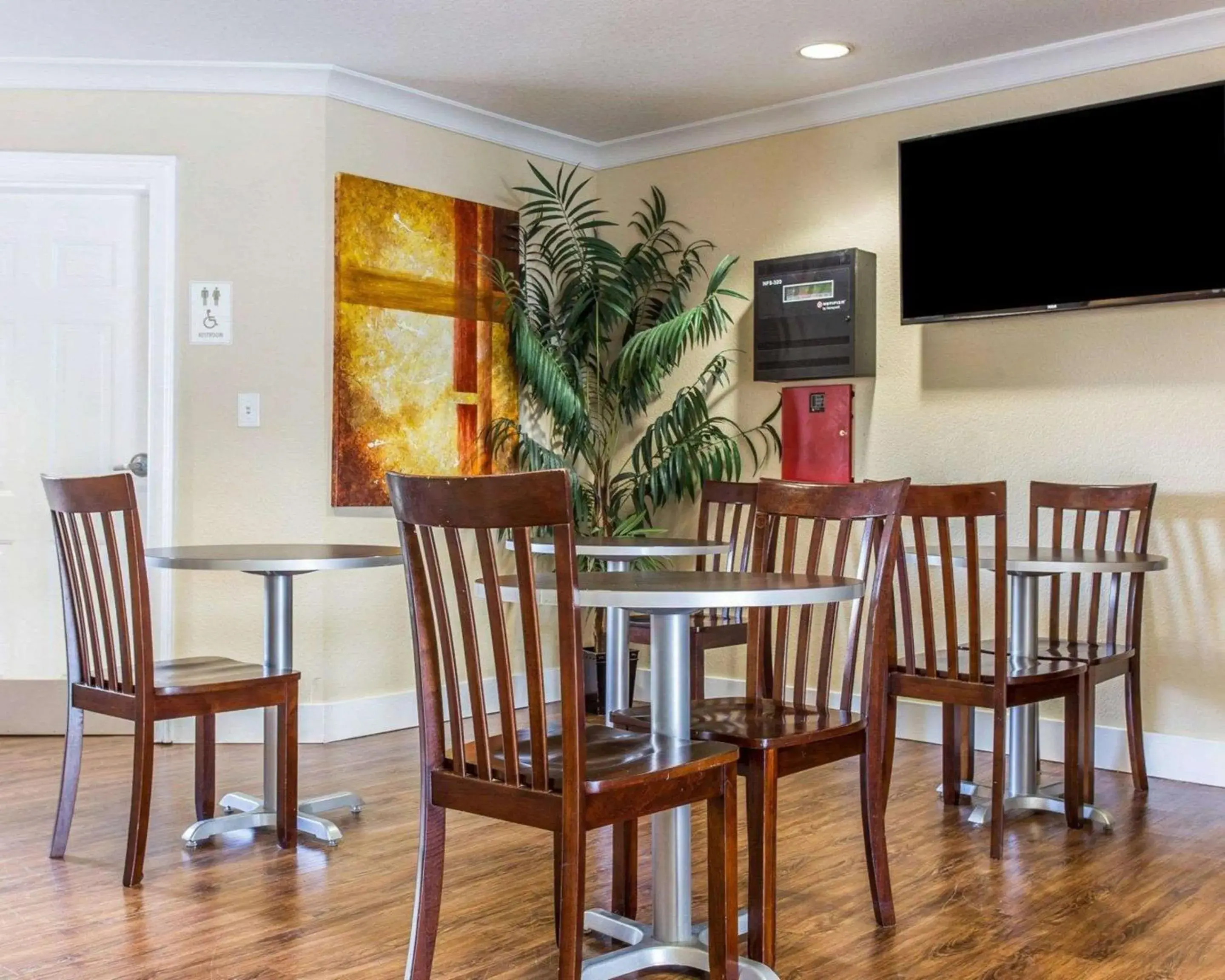 Lobby or reception, Restaurant/Places to Eat in Suburban Studios Kennesaw-Marietta North