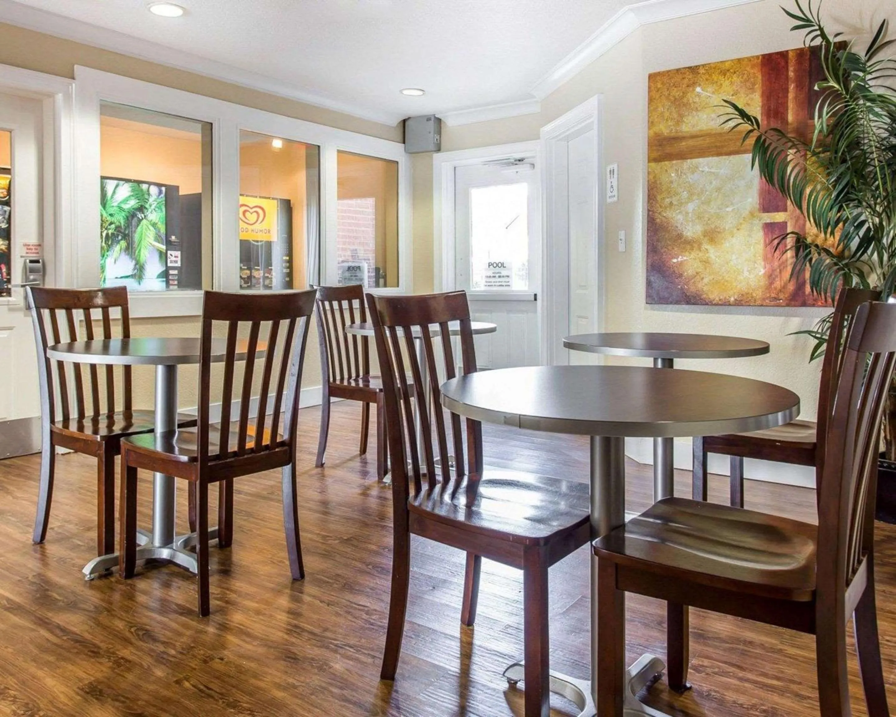 Lobby or reception in Suburban Studios Kennesaw-Marietta North