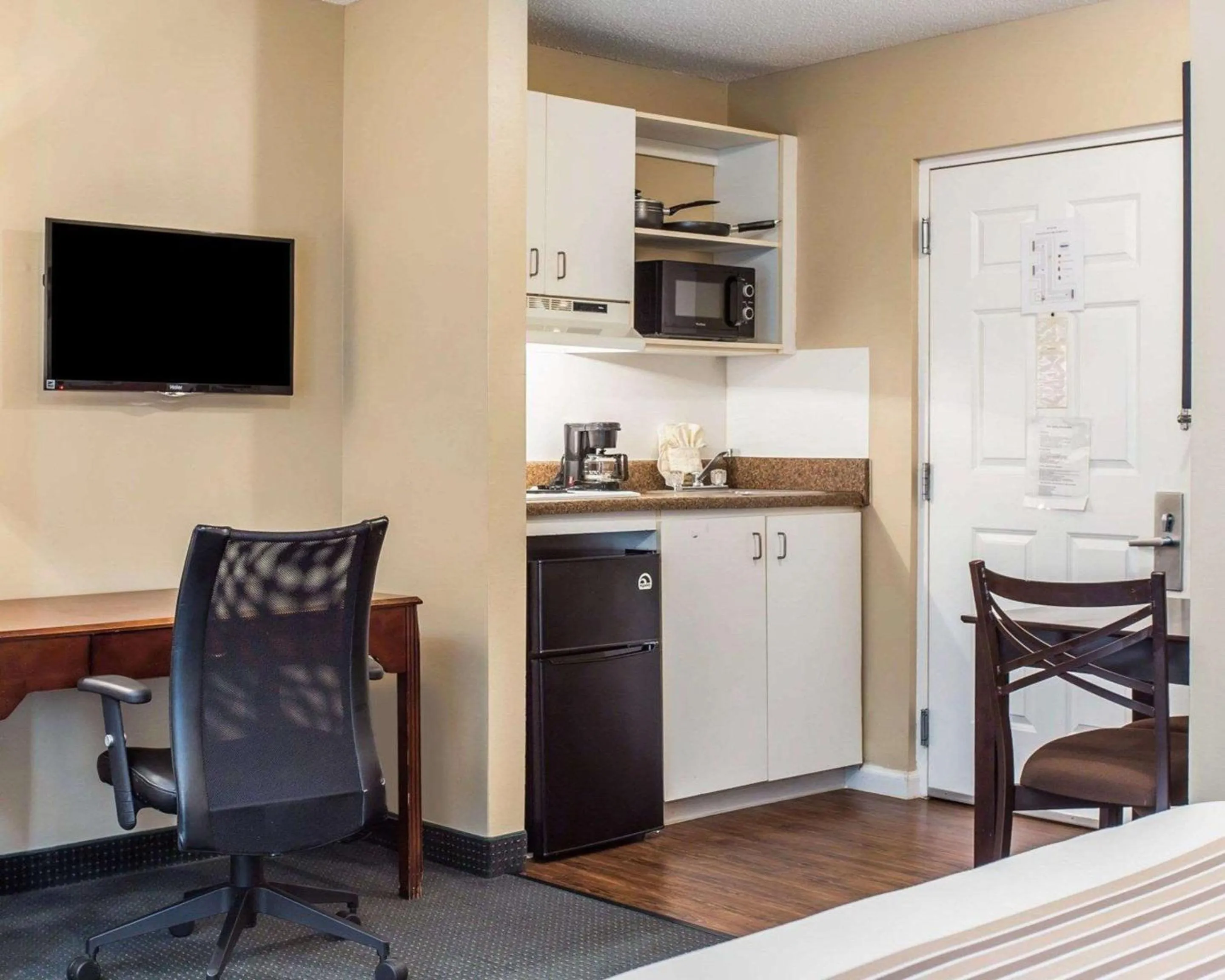 Kitchen or kitchenette in Suburban Studios Kennesaw-Marietta North