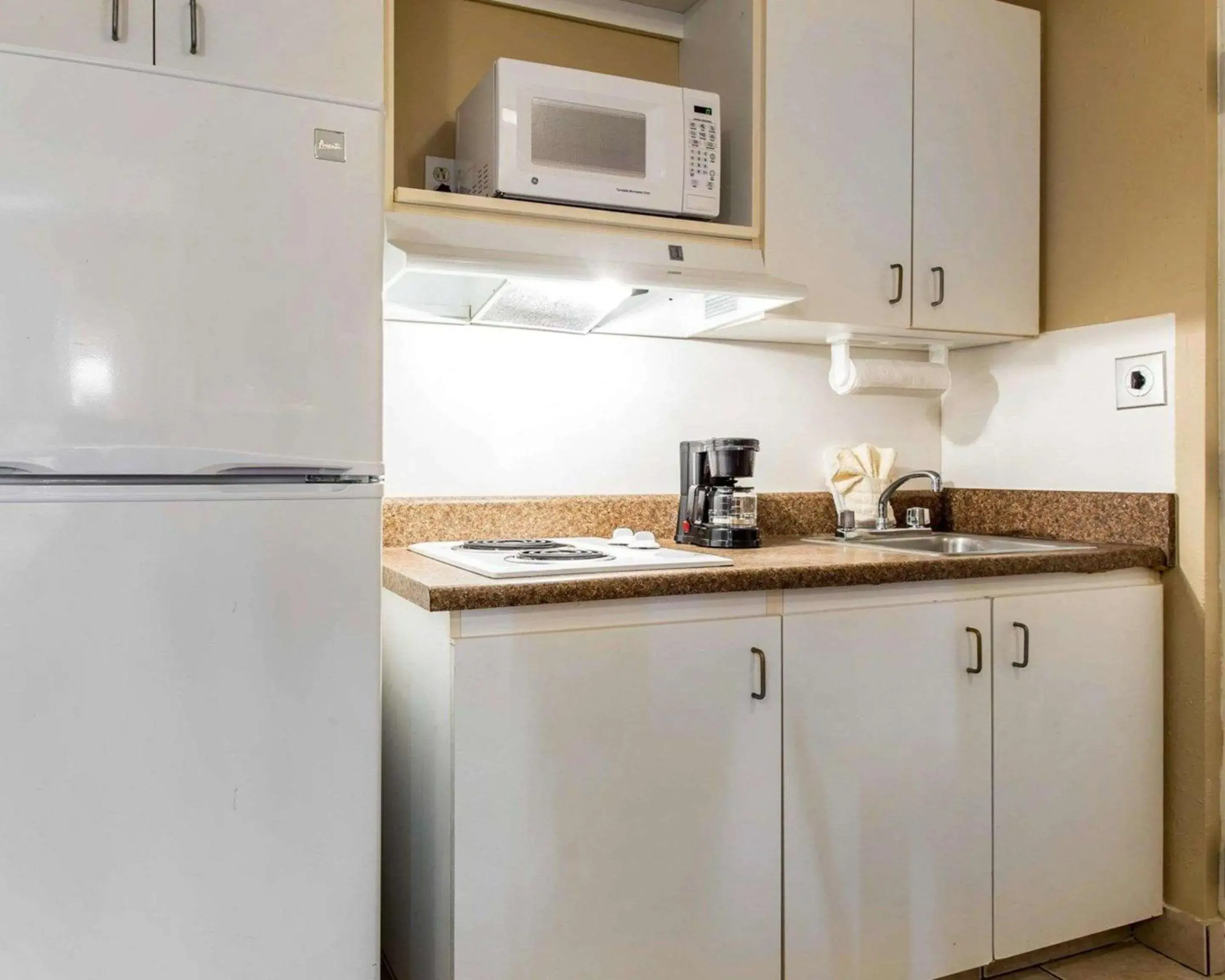 Kitchen or kitchenette, Kitchen/Kitchenette in Suburban Studios Kennesaw-Marietta North