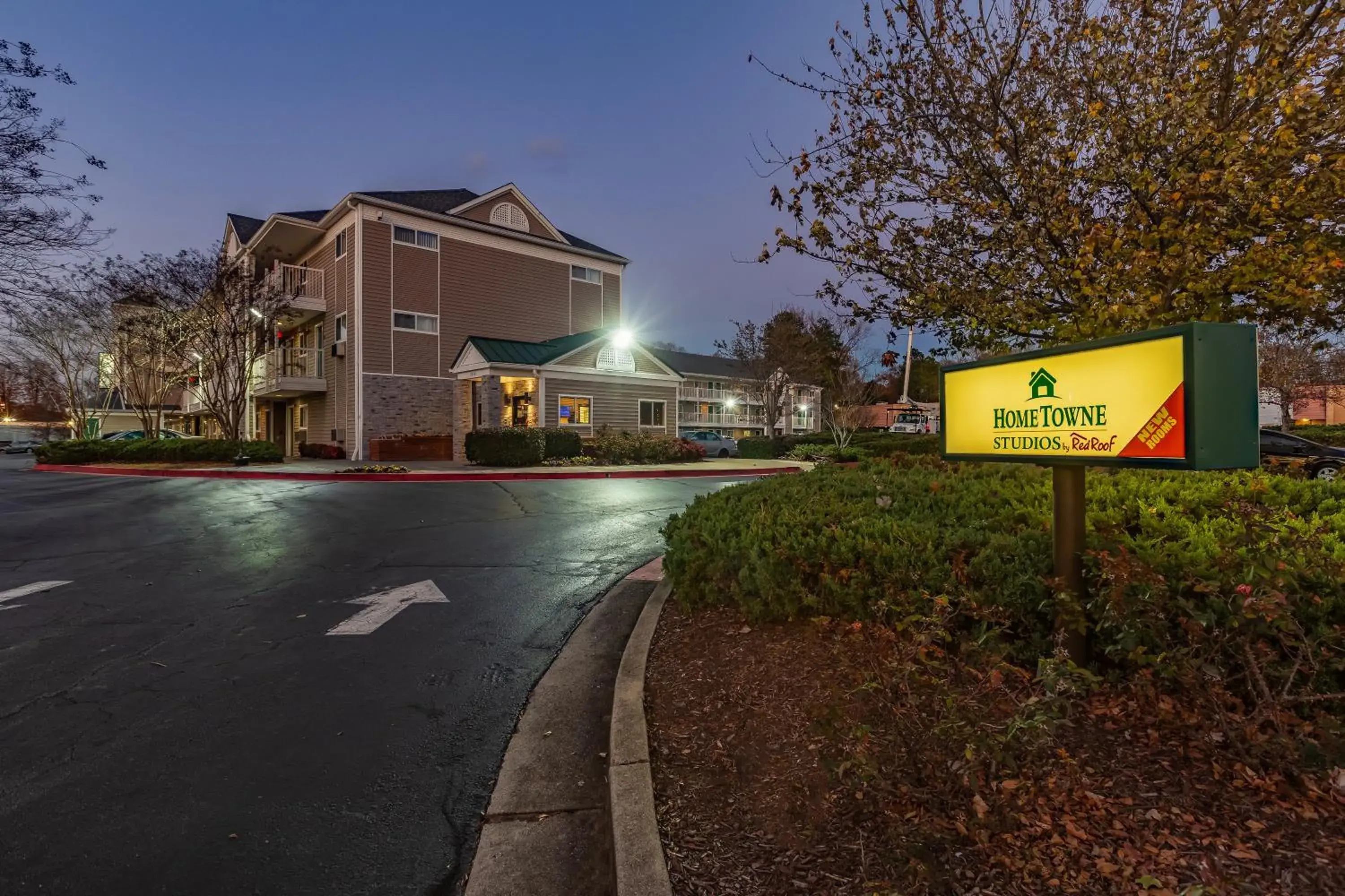 Property building in HomeTowne Studios by Red Roof Atlanta - Chamblee Property building in HomeTowne Studios by Red Roof Atlanta - Chamblee