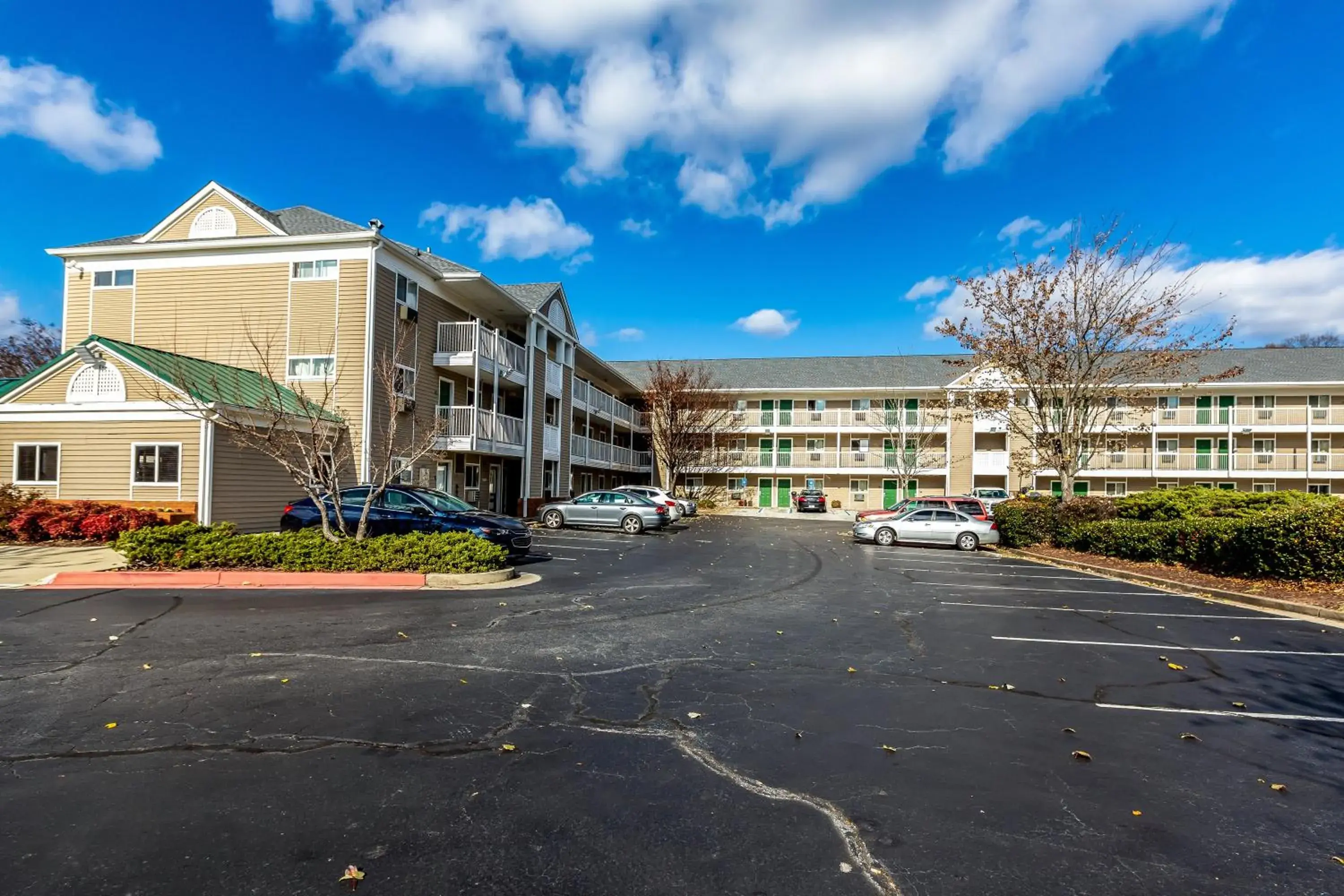 Property building in HomeTowne Studios by Red Roof Atlanta - Chamblee Property building in HomeTowne Studios by Red Roof Atlanta - Chamblee