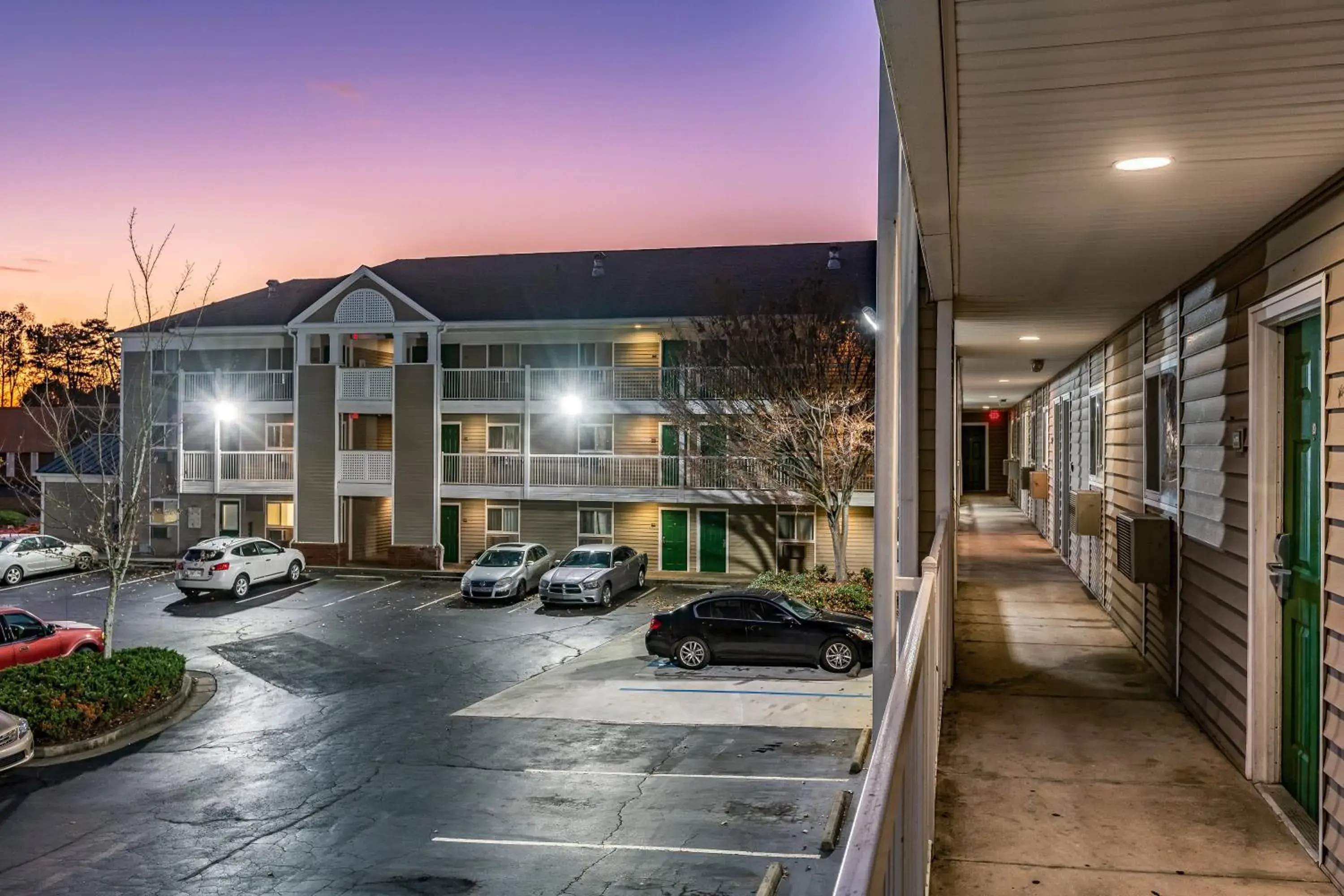 Property building in HomeTowne Studios by Red Roof Atlanta - Chamblee Property building in HomeTowne Studios by Red Roof Atlanta - Chamblee