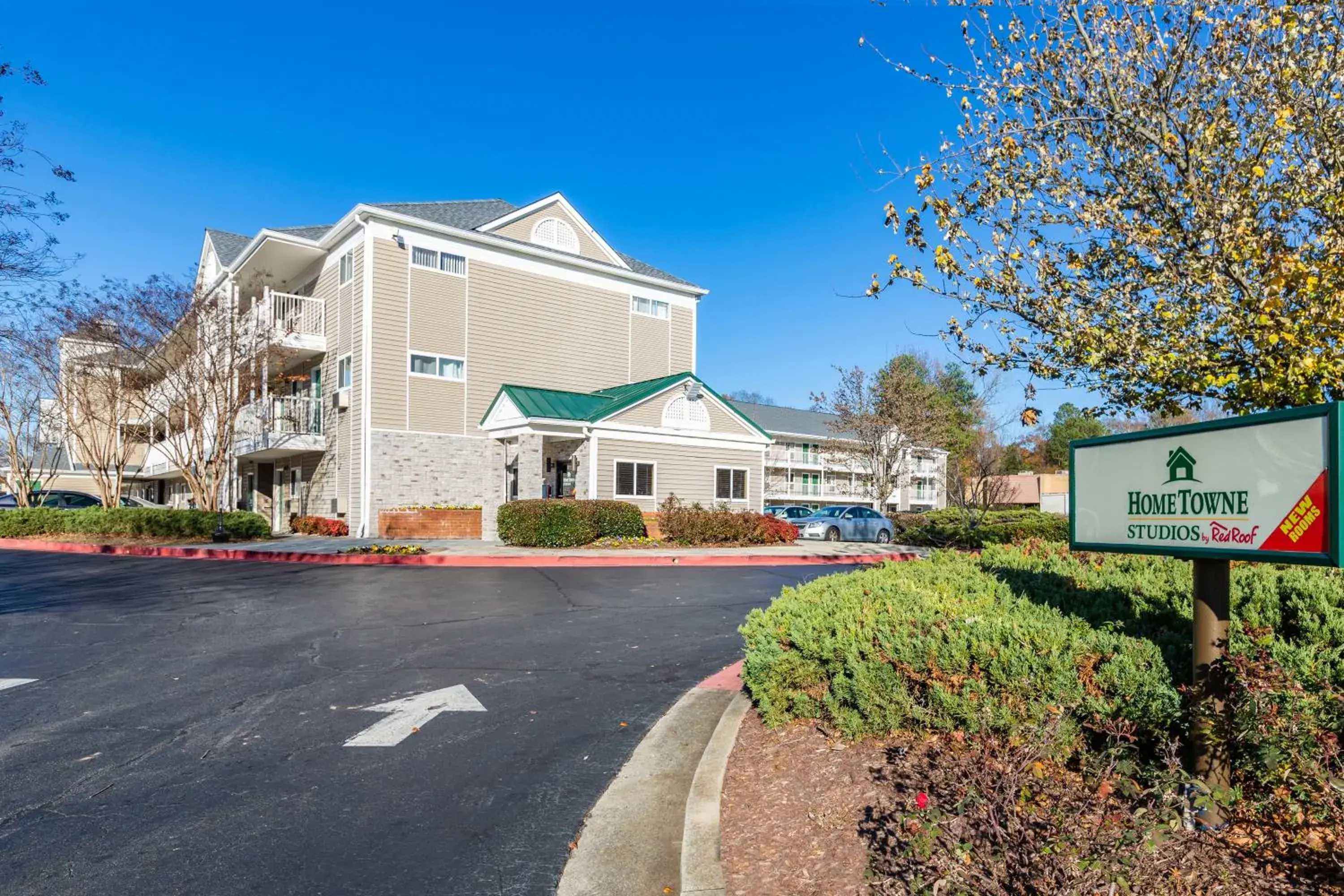 Property building in HomeTowne Studios by Red Roof Atlanta - Chamblee Property building in HomeTowne Studios by Red Roof Atlanta - Chamblee