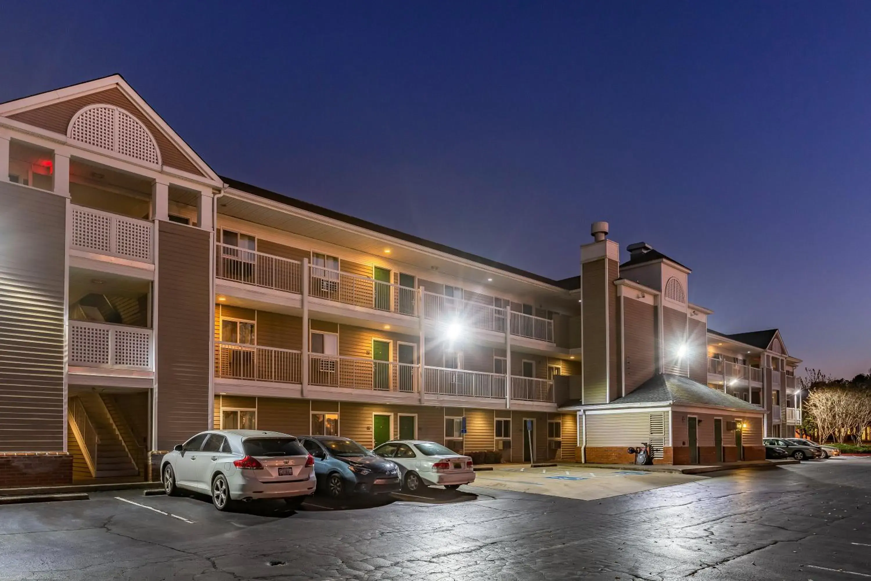 Property building in HomeTowne Studios by Red Roof Atlanta - Chamblee Property building in HomeTowne Studios by Red Roof Atlanta - Chamblee