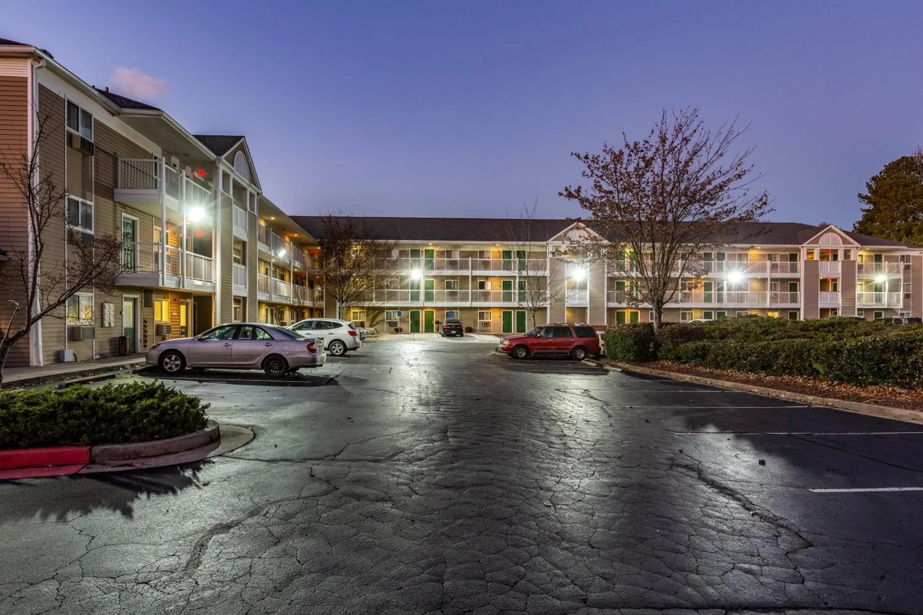 Property building in HomeTowne Studios by Red Roof Atlanta - Chamblee Property building in HomeTowne Studios by Red Roof Atlanta - Chamblee