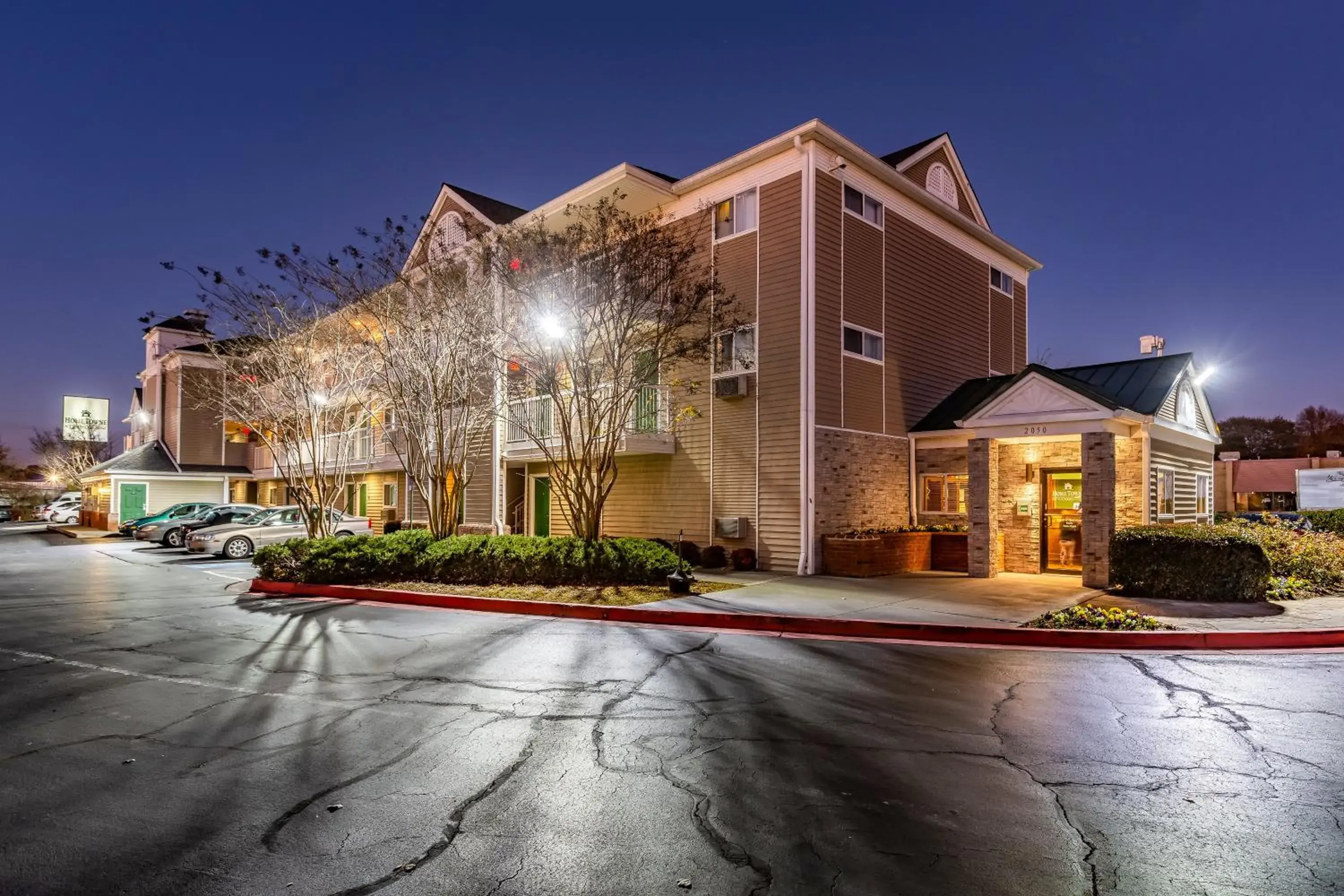 Property building in HomeTowne Studios by Red Roof Atlanta - Chamblee Property building in HomeTowne Studios by Red Roof Atlanta - Chamblee