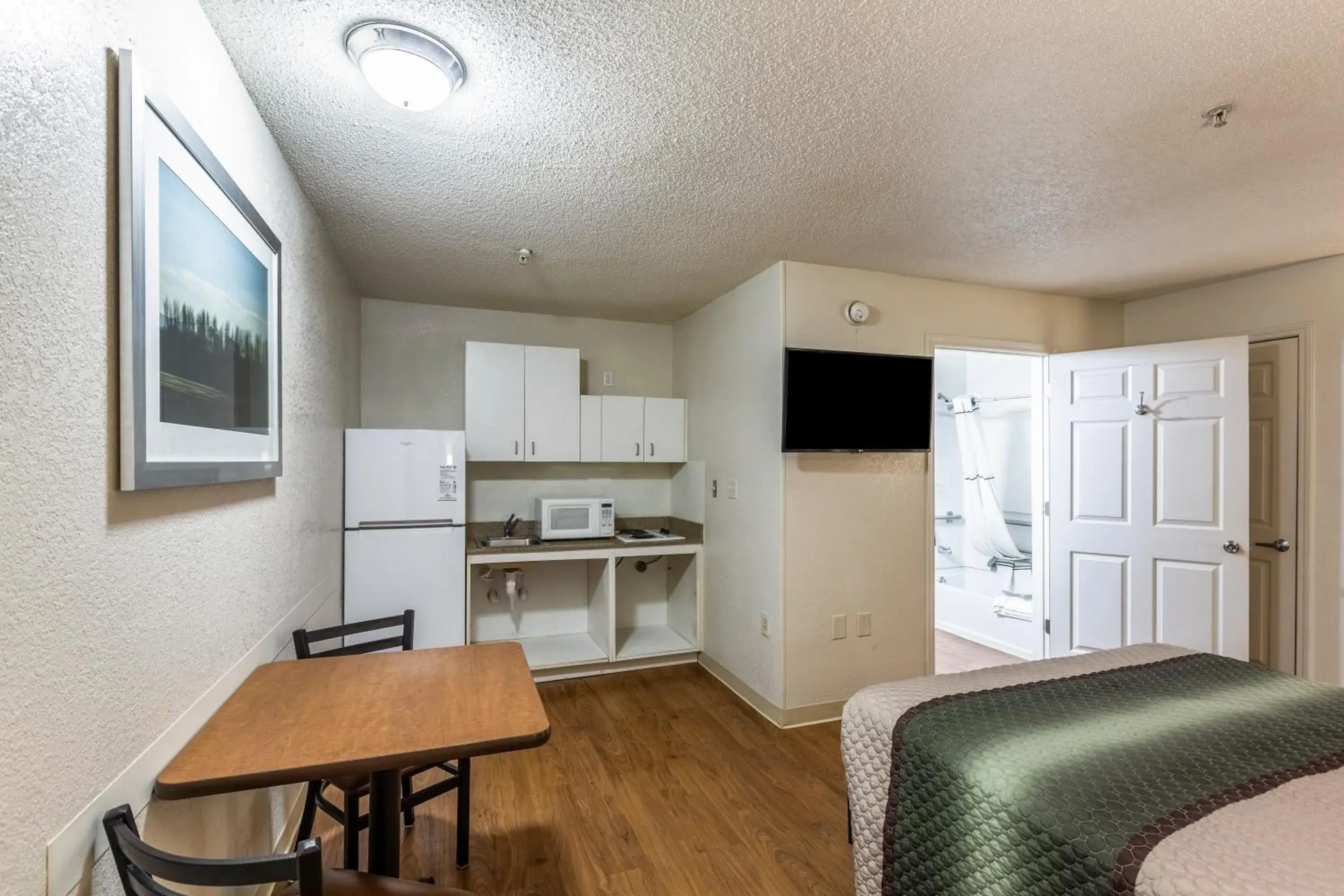 Photo of the whole room in HomeTowne Studios by Red Roof Atlanta - Chamblee Photo of the whole room in HomeTowne Studios by Red Roof Atlanta - Chamblee