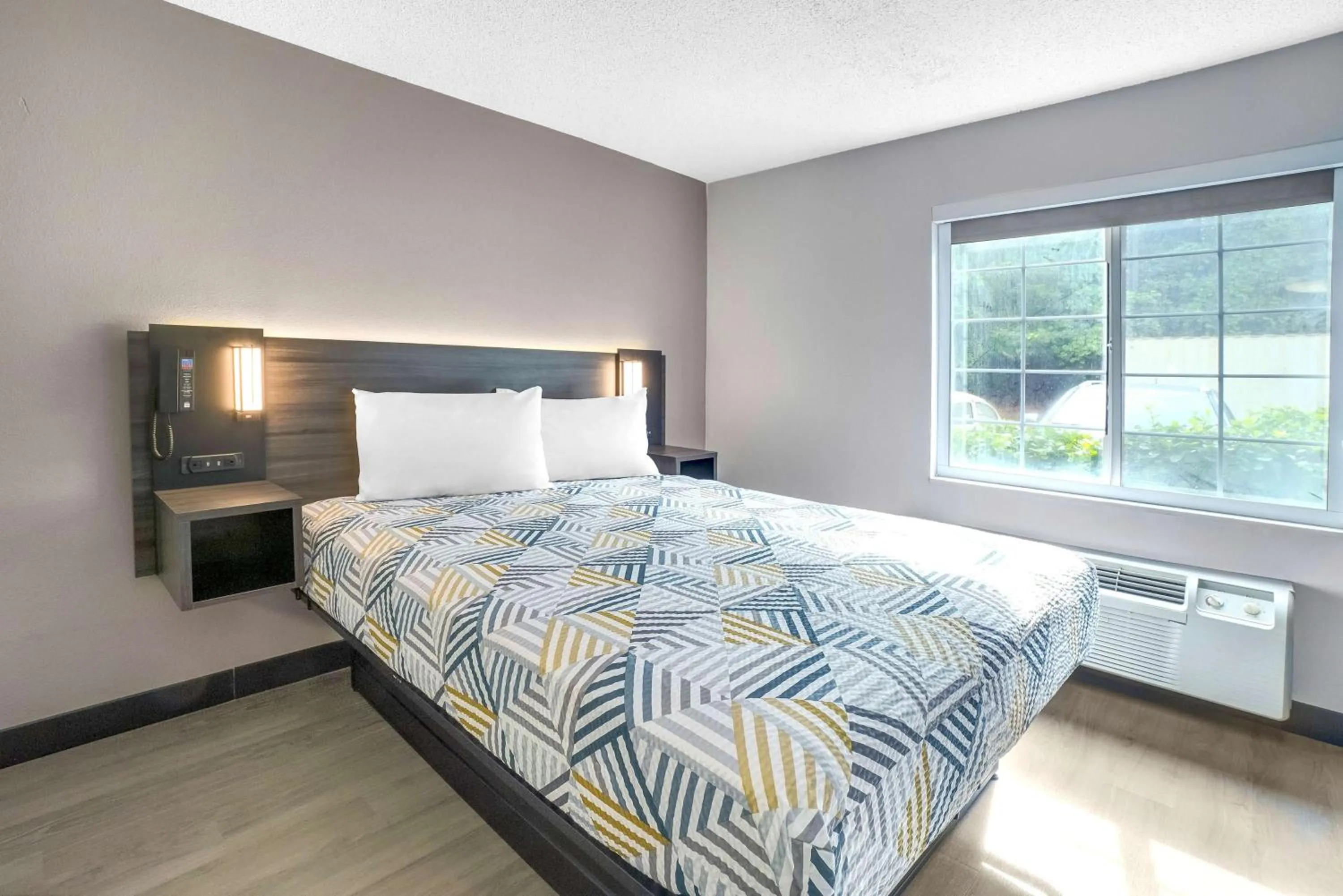 Photo of the whole room, Bed in Studio 6 Duluth GA Near Gas South District