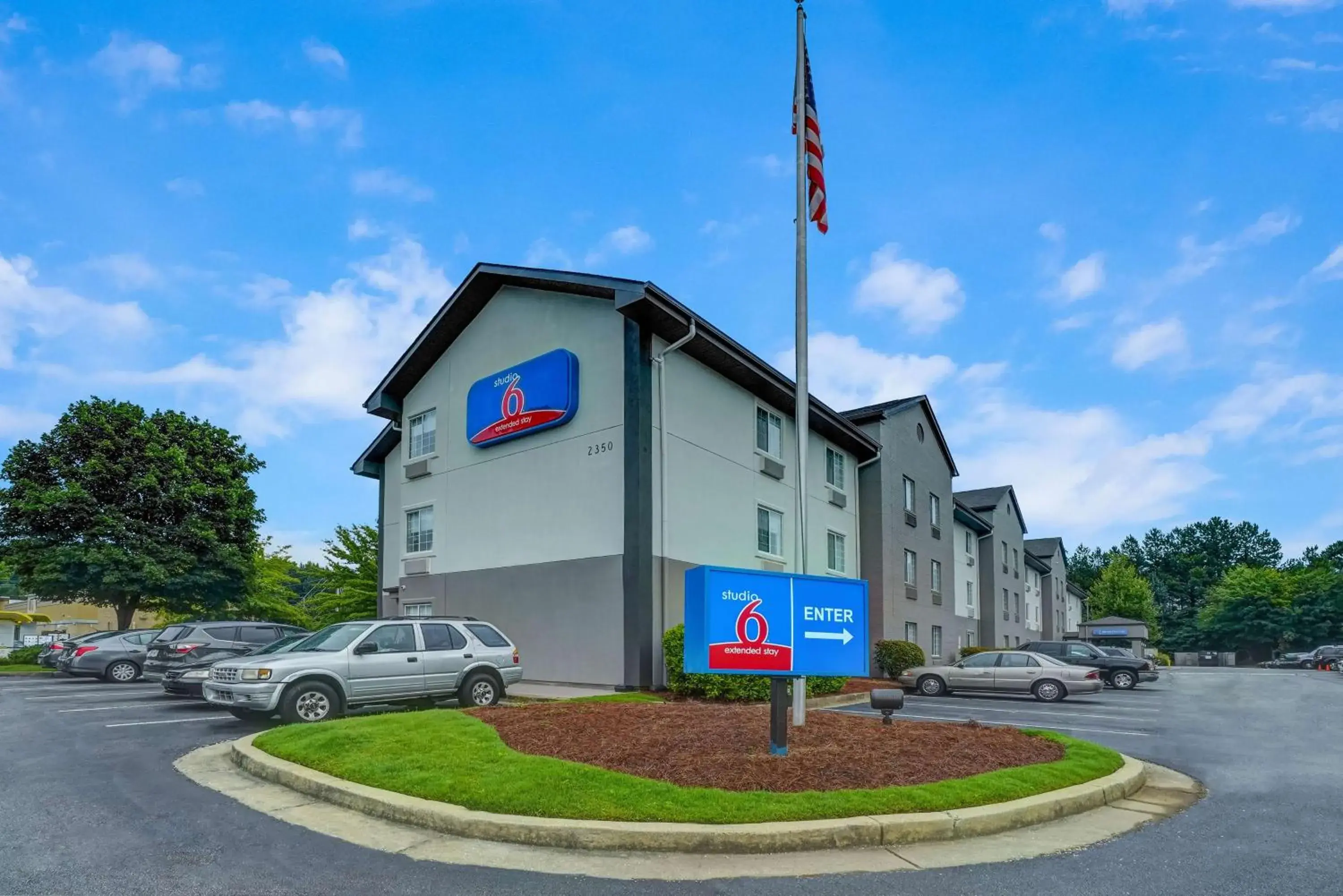 Property building in Studio 6 Duluth GA Near Gas South District Property building in Studio 6 Duluth GA Near Gas South District