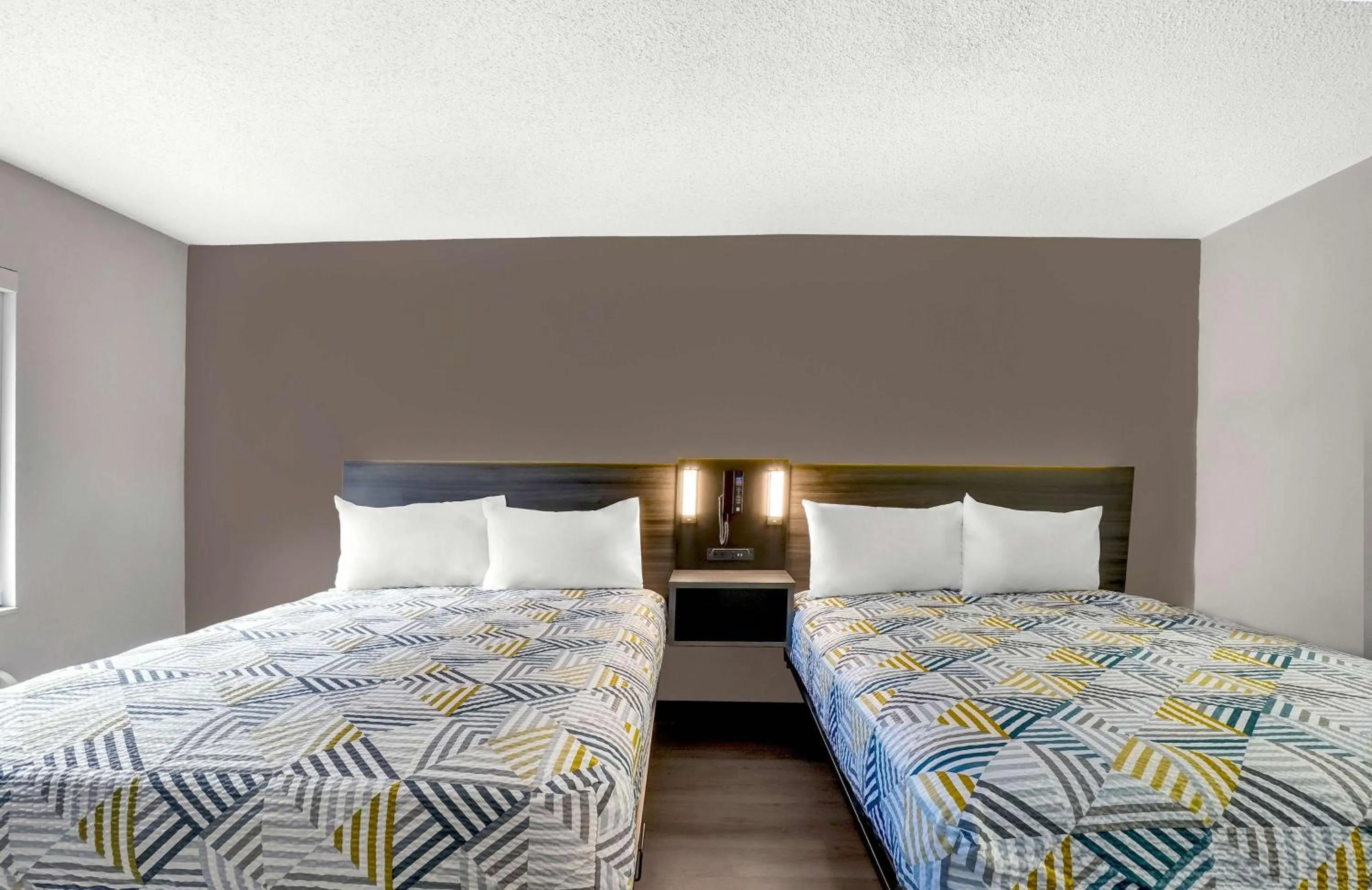 Photo of the whole room, Bed in Studio 6 Duluth GA Near Gas South District