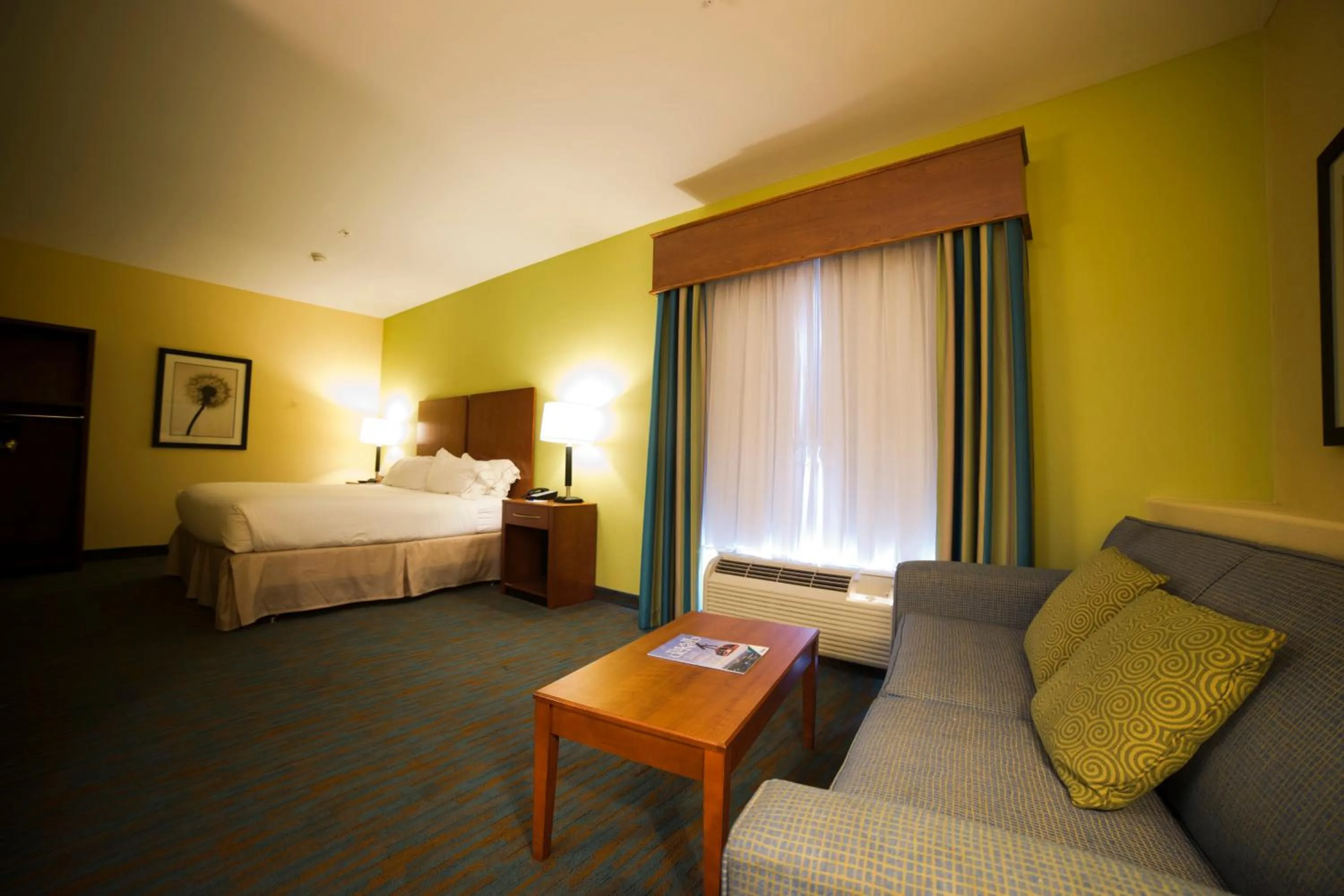 Photo of the whole room, Bed in Holiday Inn Express Hotel & Suites Atlanta East - Lithonia by IHG