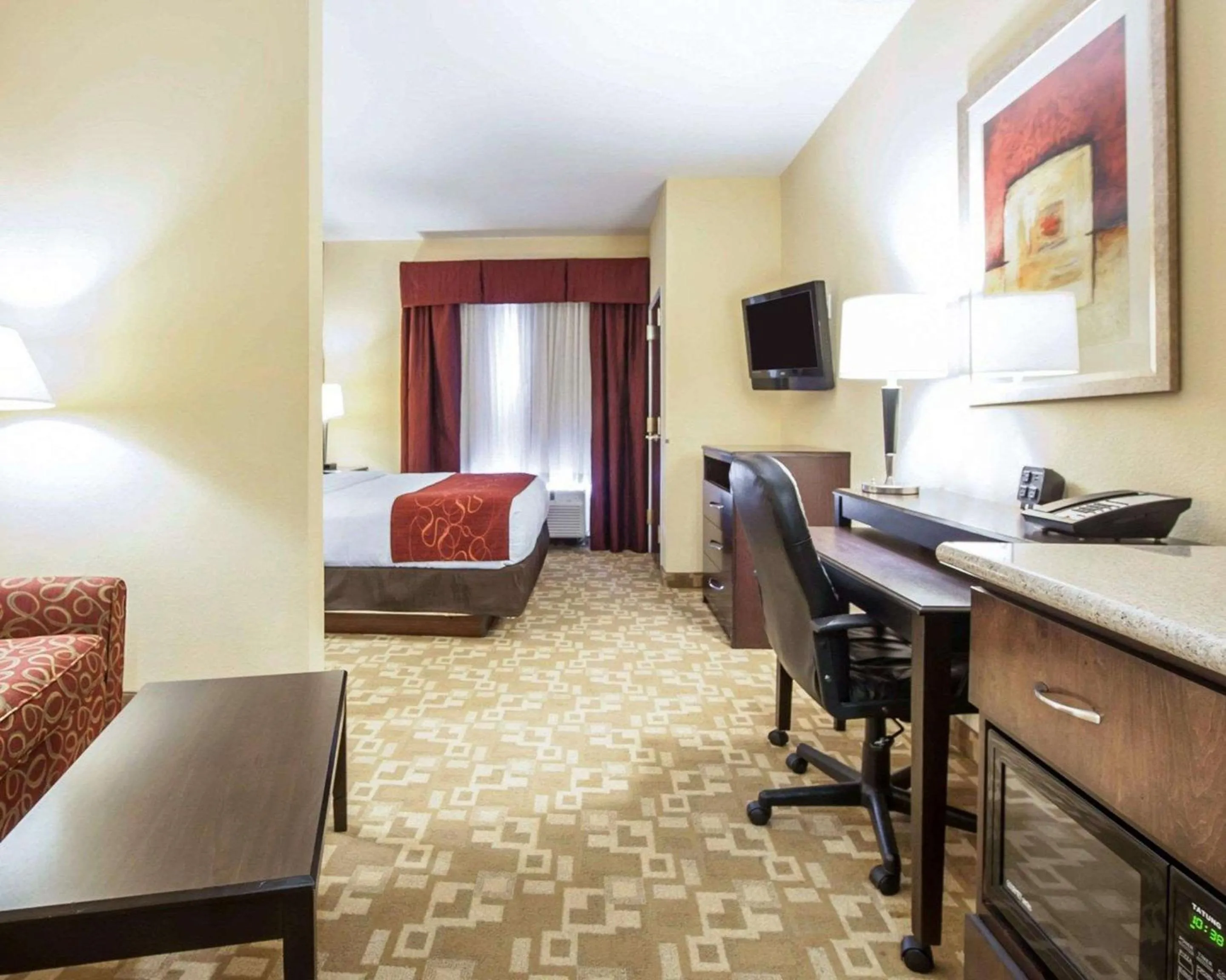 Photo of the whole room, Kitchen/Kitchenette in Comfort Suites Rome