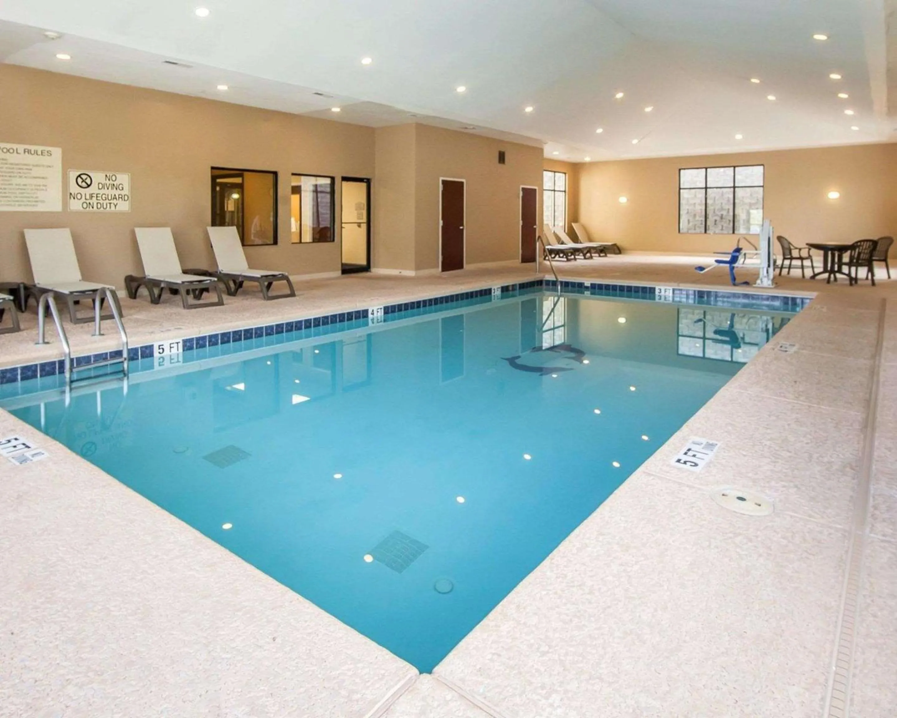 On site, Swimming Pool in Comfort Suites Rome