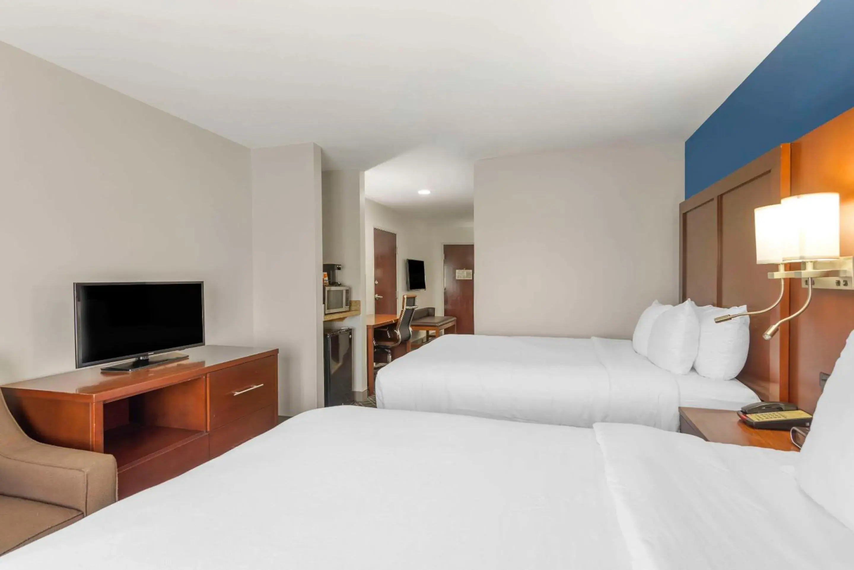 Bedroom, Bed in Comfort Suites Atlanta Airport Bedroom, Bed in Comfort Suites Atlanta Airport