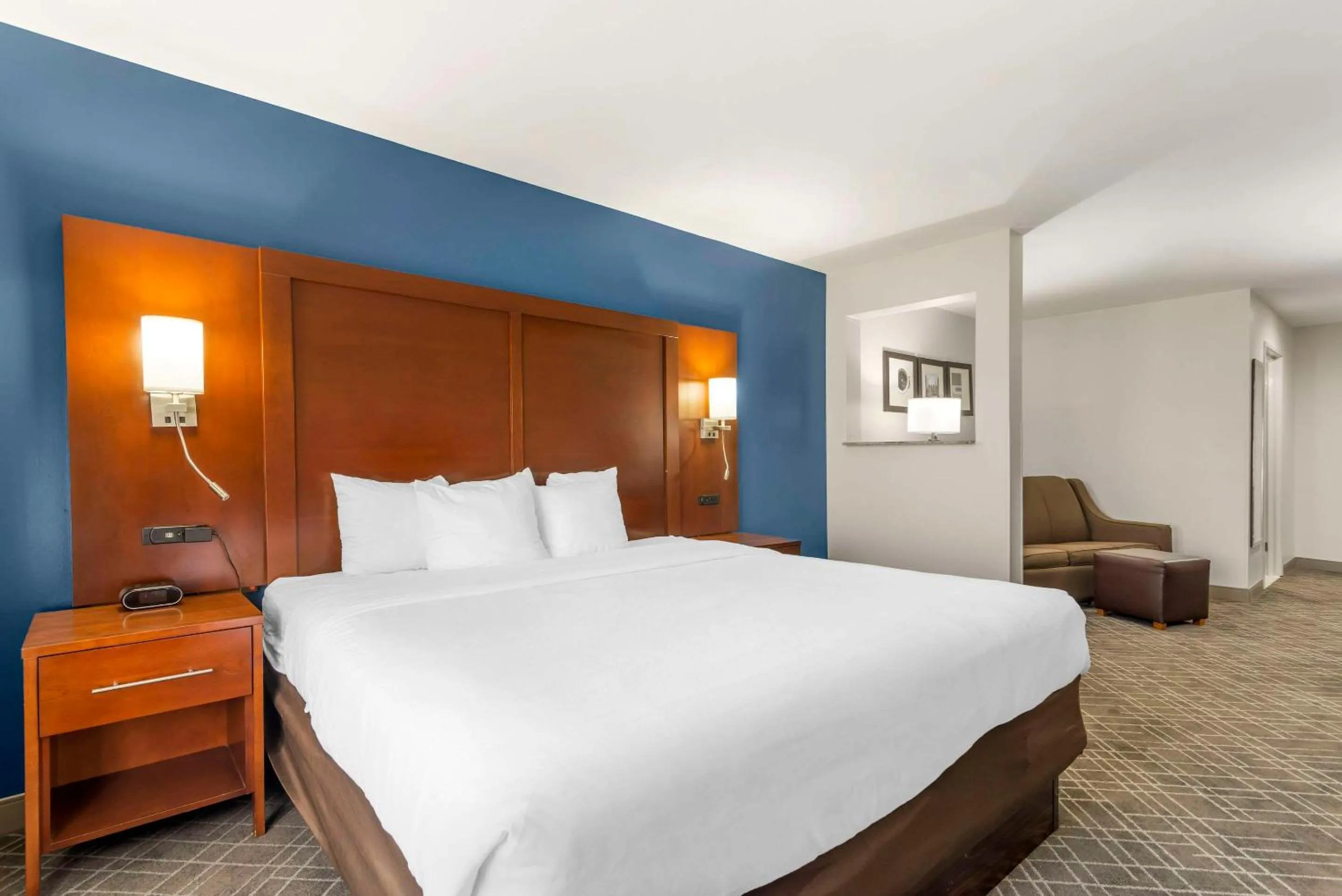 Bedroom, Bed in Comfort Suites Atlanta Airport