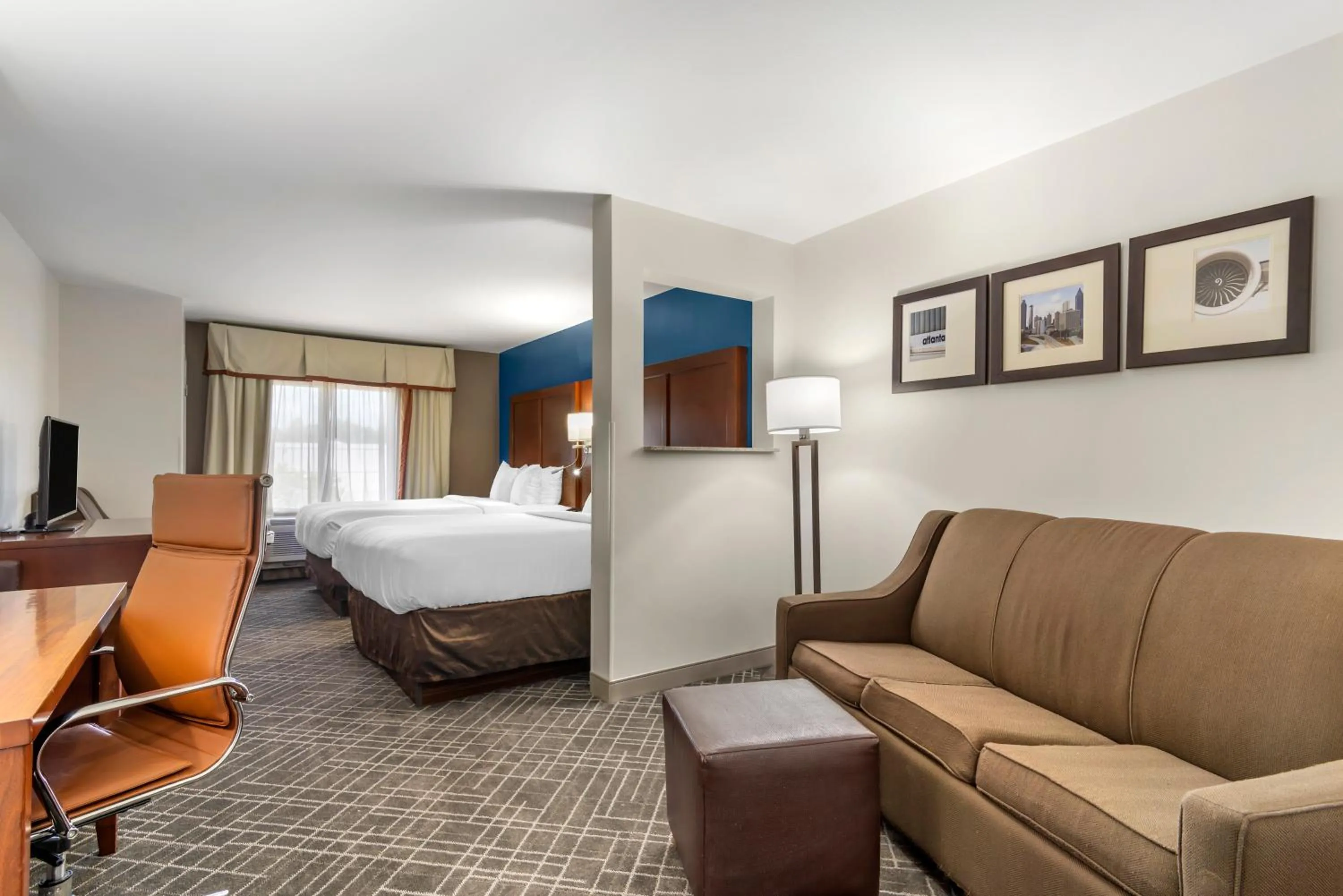 Photo of the whole room, Bed in Comfort Suites Atlanta Airport