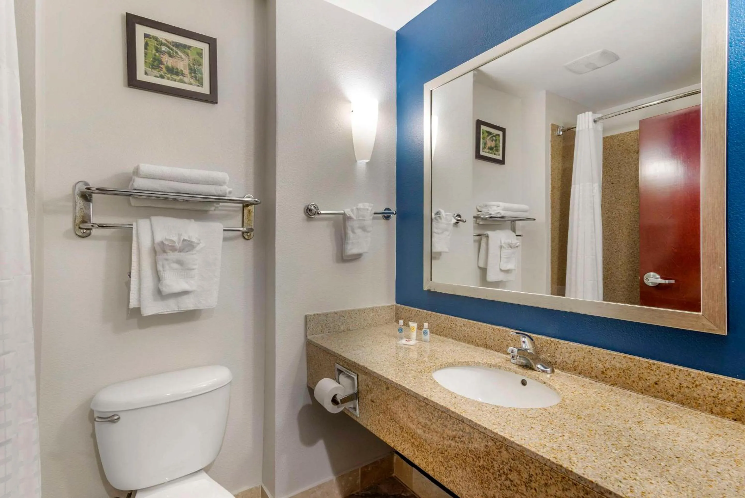 Bedroom in Comfort Suites Atlanta Airport