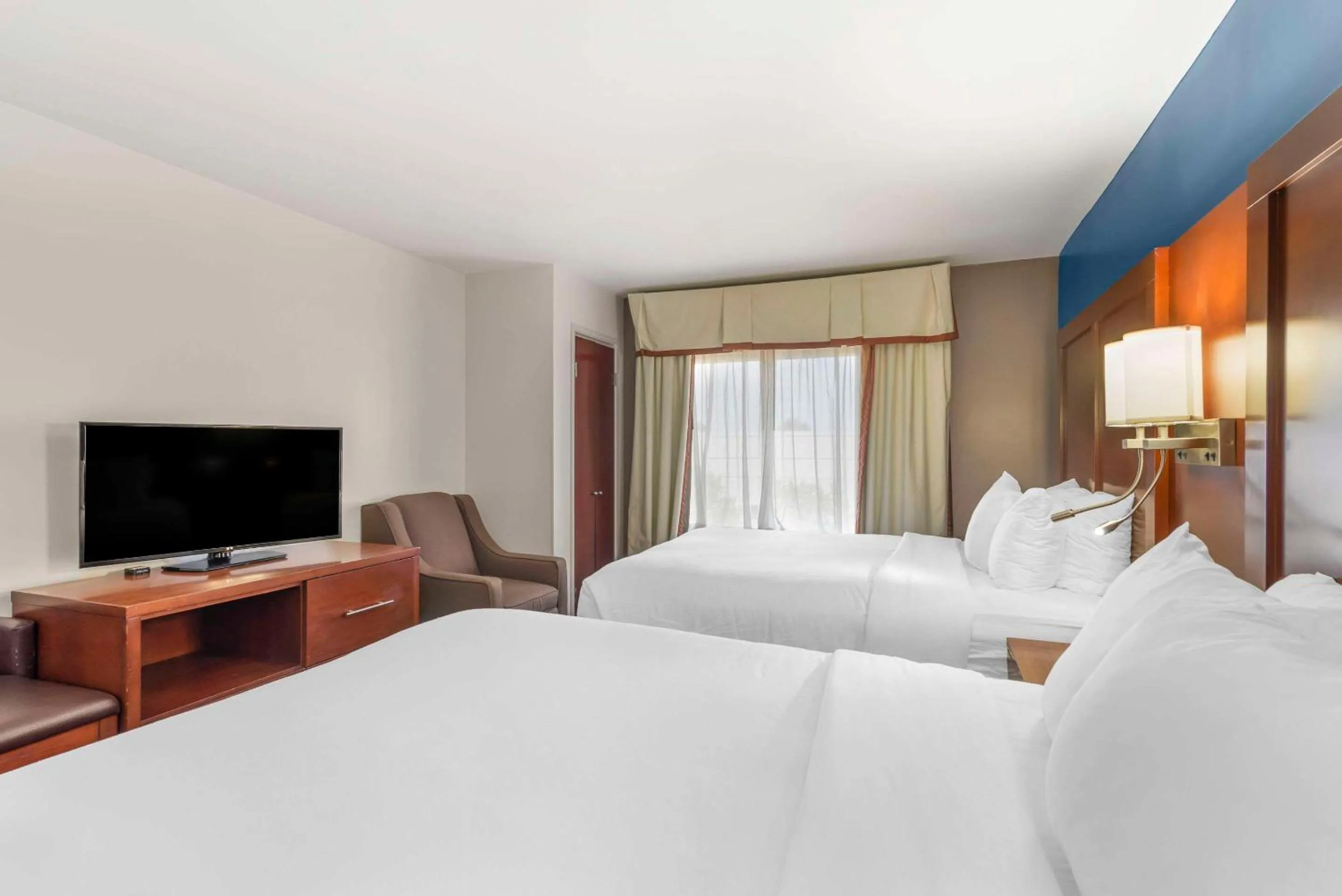 Bedroom, Bed in Comfort Suites Atlanta Airport