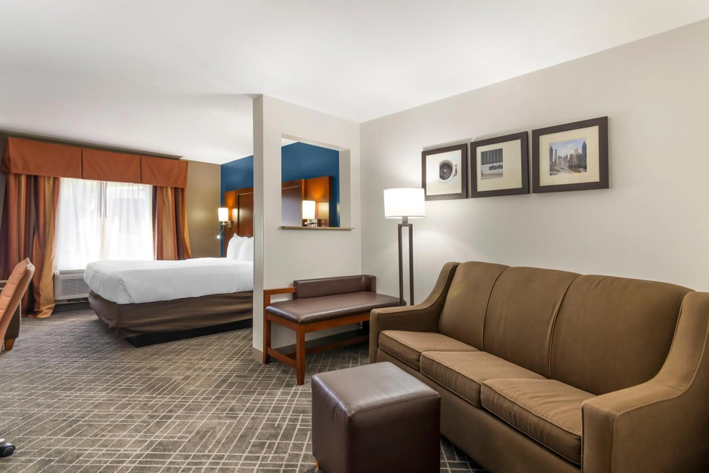 Seating area, Bed in Comfort Suites Atlanta Airport