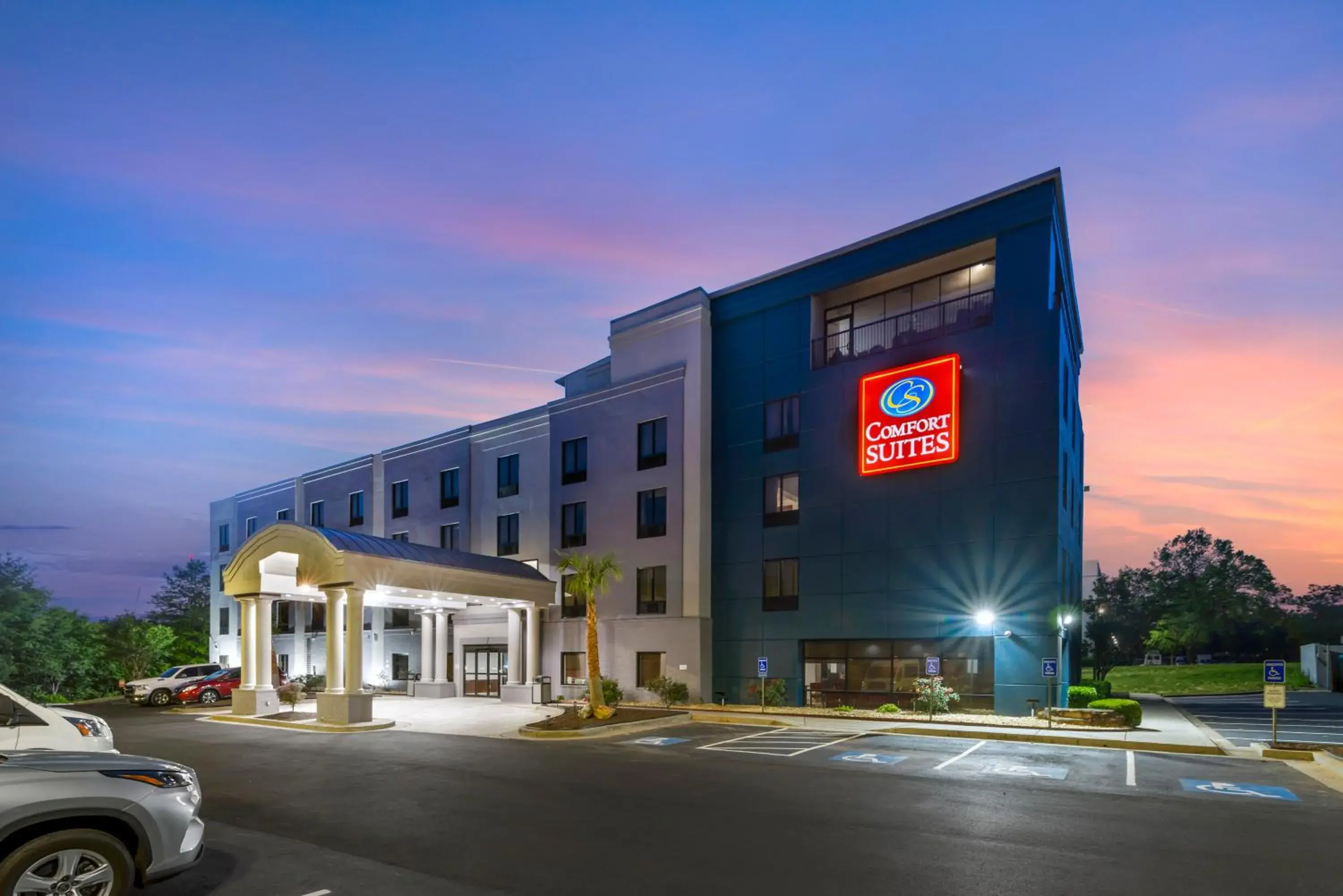 Property building in Comfort Suites Atlanta Airport Property building in Comfort Suites Atlanta Airport