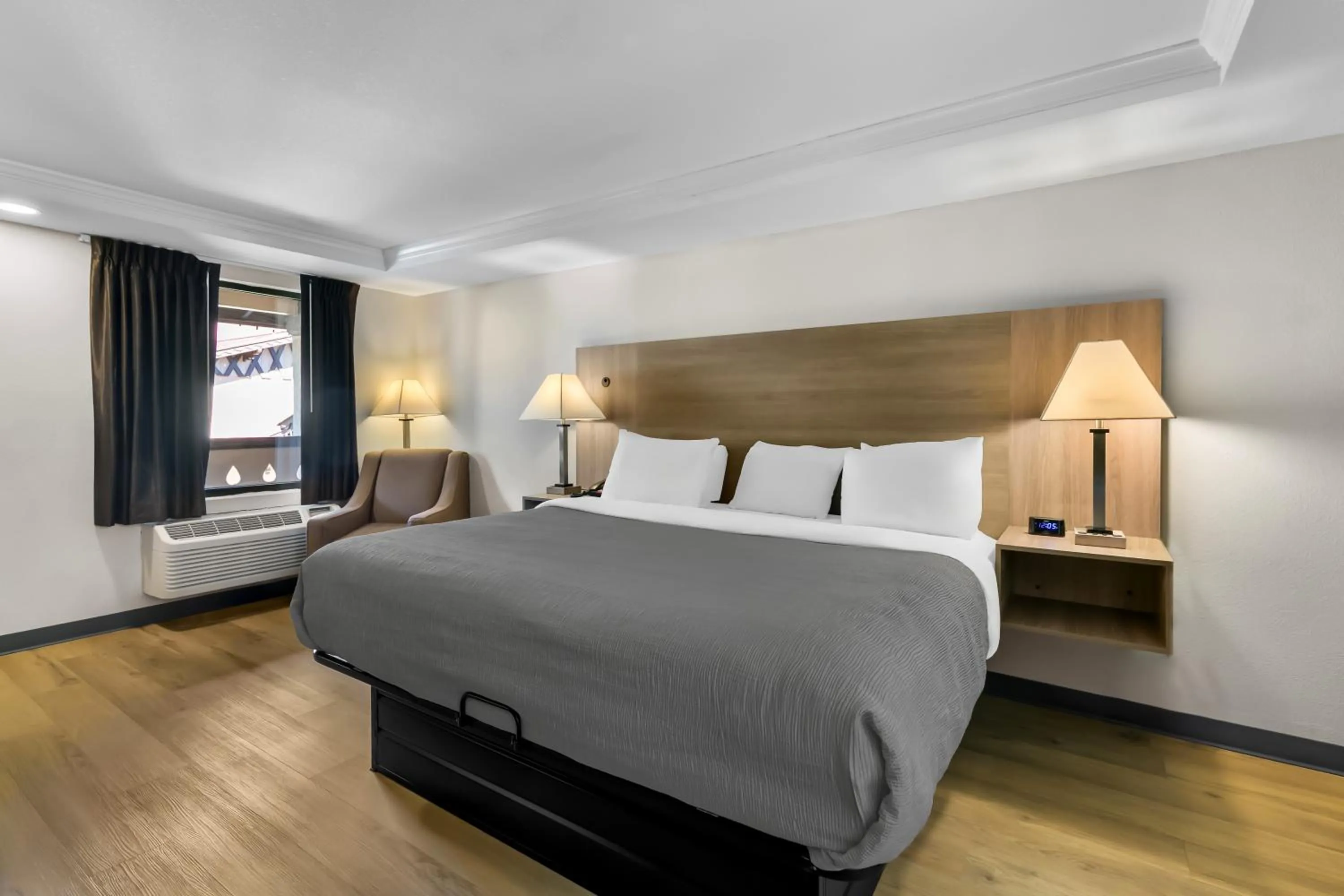 Bed in Quality Inn Downtown Helen