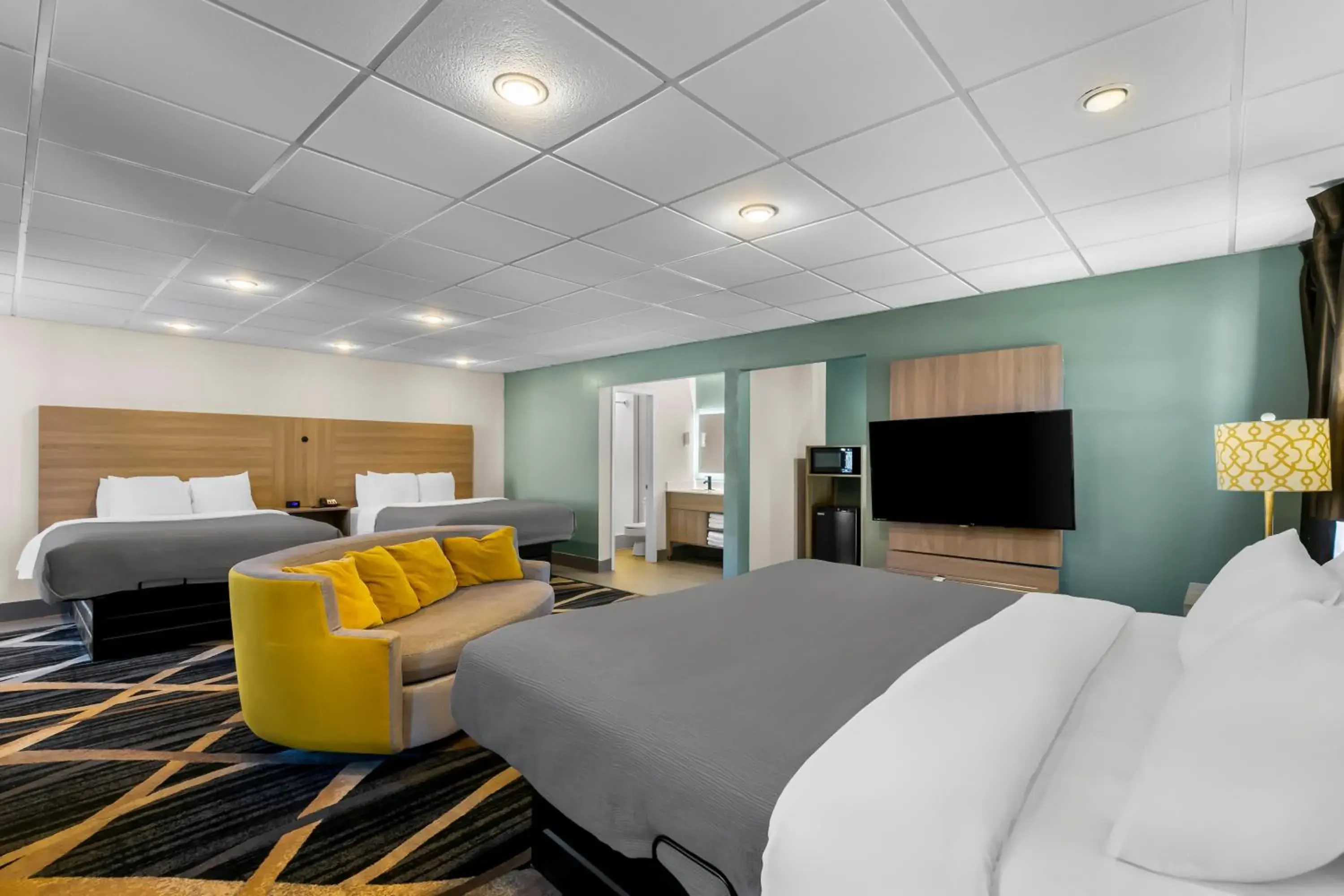 Bed in Quality Inn Downtown Helen Bed in Quality Inn Downtown Helen