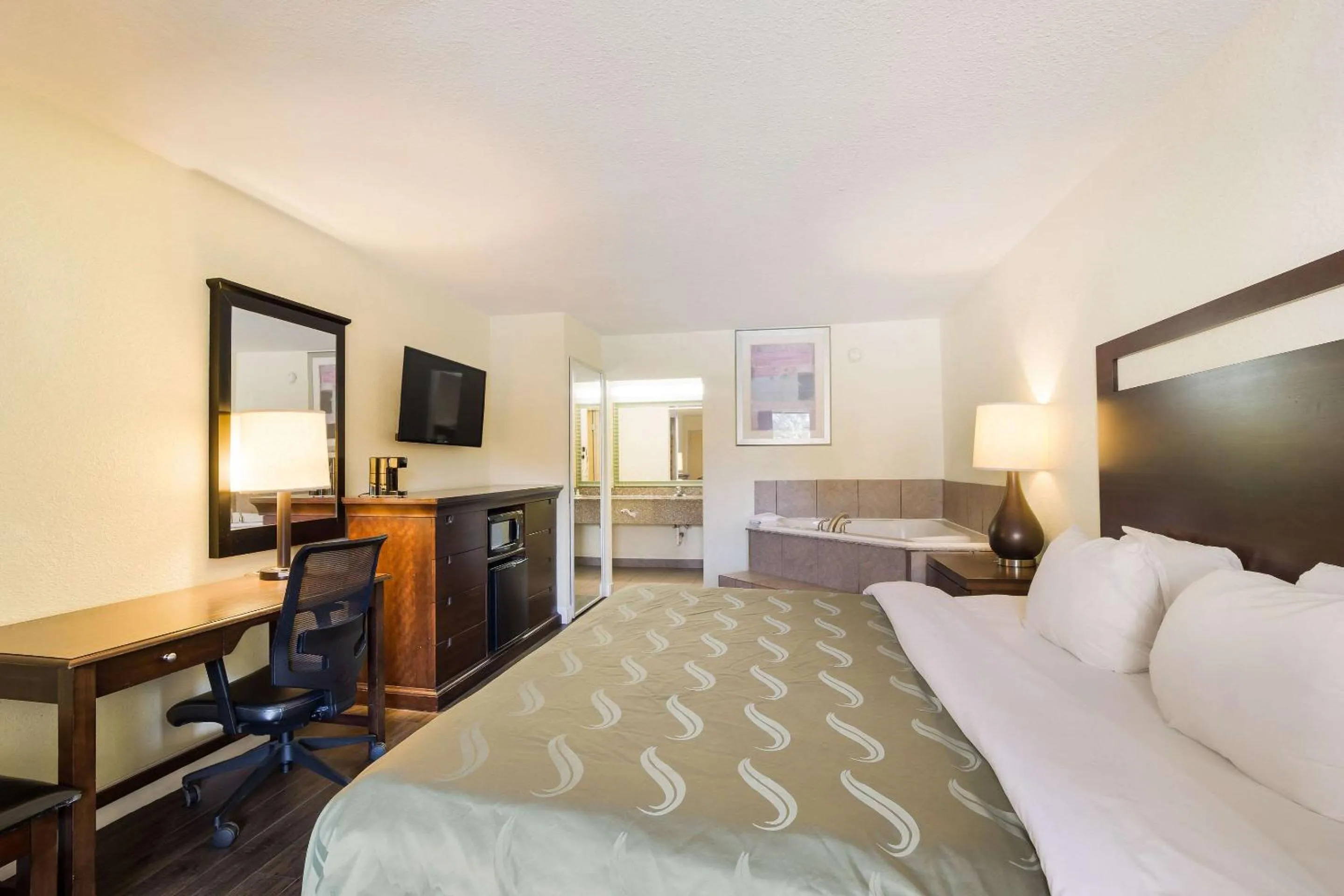 Photo of the whole room, Bed in Quality Inn & Suites Conference Center Statesboro Historic District