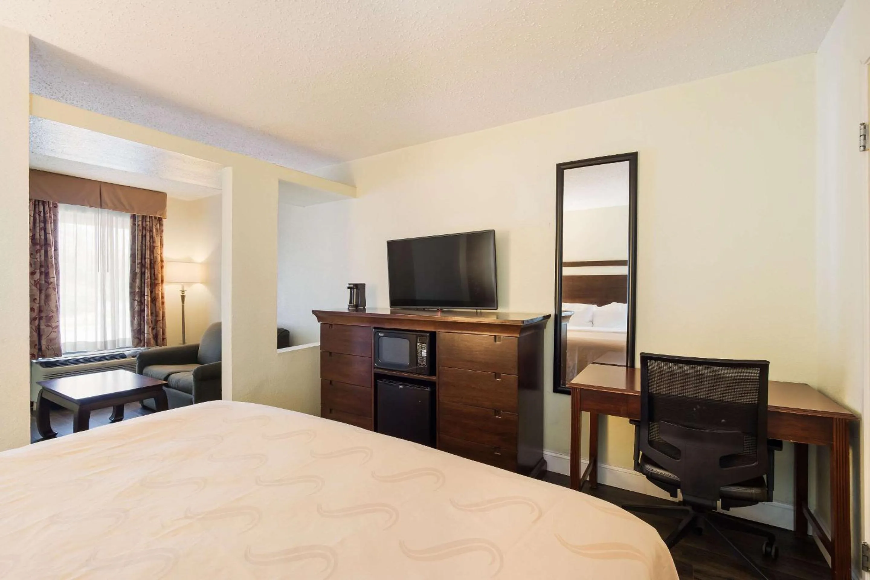 Photo of the whole room, Bed in Quality Inn & Suites Conference Center Statesboro Historic District