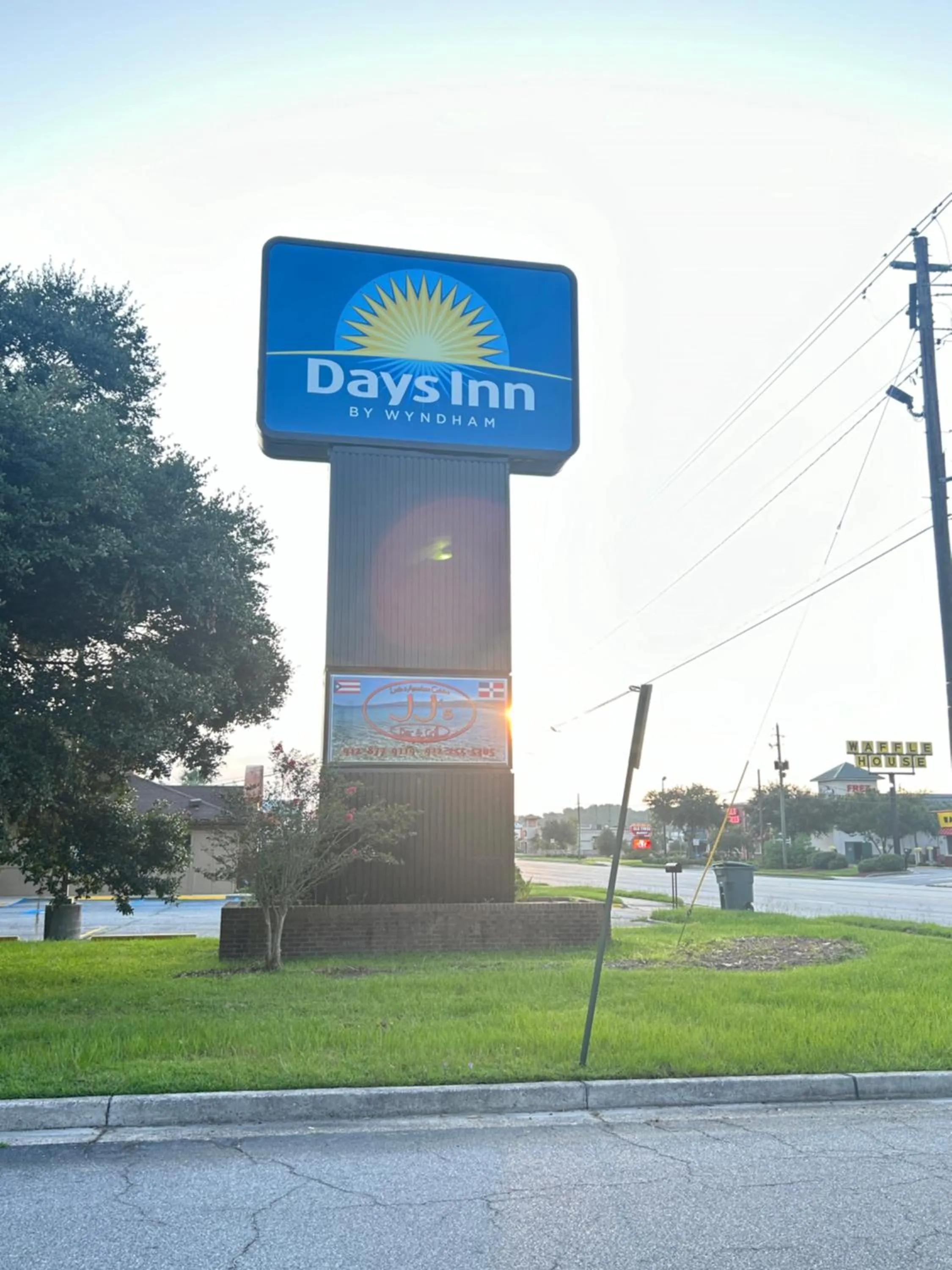Property building in Days Inn by Wyndham Hinesville Near Fort Stewart, Newly Renovated, Free Hot Breakfast, Restaurant and Bar