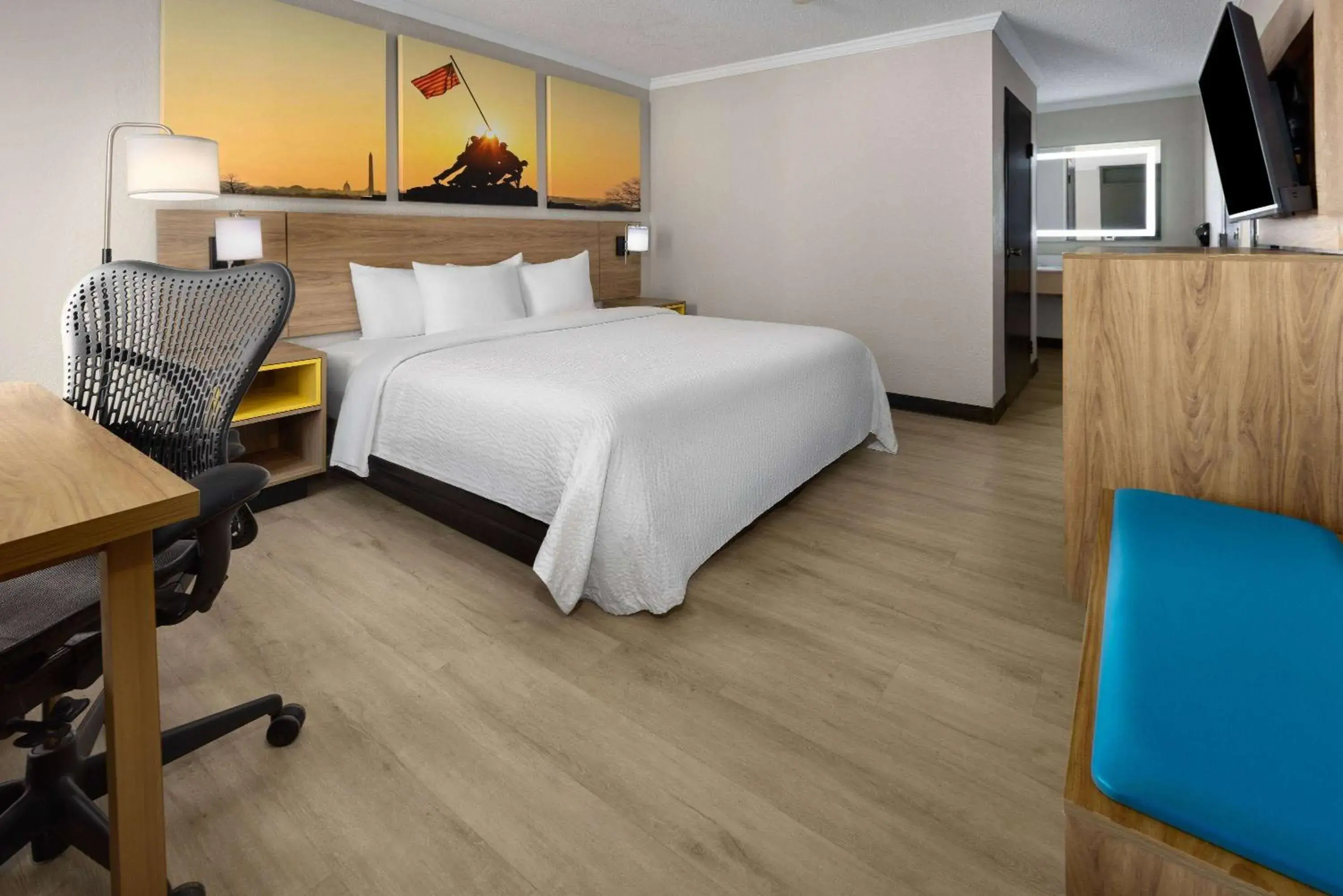 King Room with Mobility Access and Bathtub with Grab Bars, Non-Smoking in Days Inn by Wyndham Hinesville Near Fort Stewart, Newly Renovated, Free Hot Breakfast, Restaurant and Bar King Room with Mobility Access and Bathtub with Grab Bars, Non-Smoking in Days Inn by Wyndham Hinesville Near Fort Stewart, Newly Renovated, Free Hot Breakfast, Restaurant and Bar