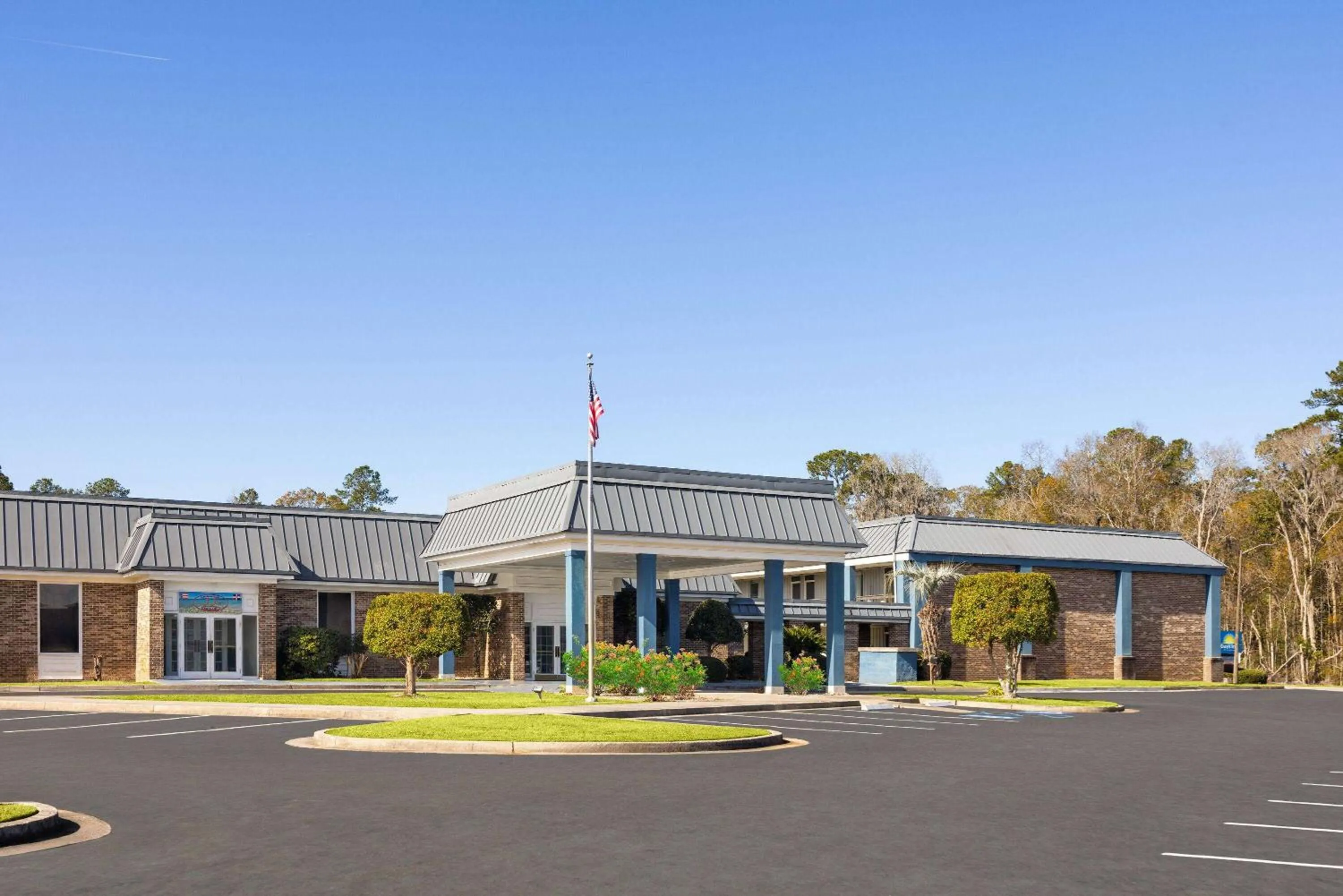 Property building in Days Inn by Wyndham Hinesville Near Fort Stewart, Newly Renovated, Free Hot Breakfast, Restaurant and Bar
