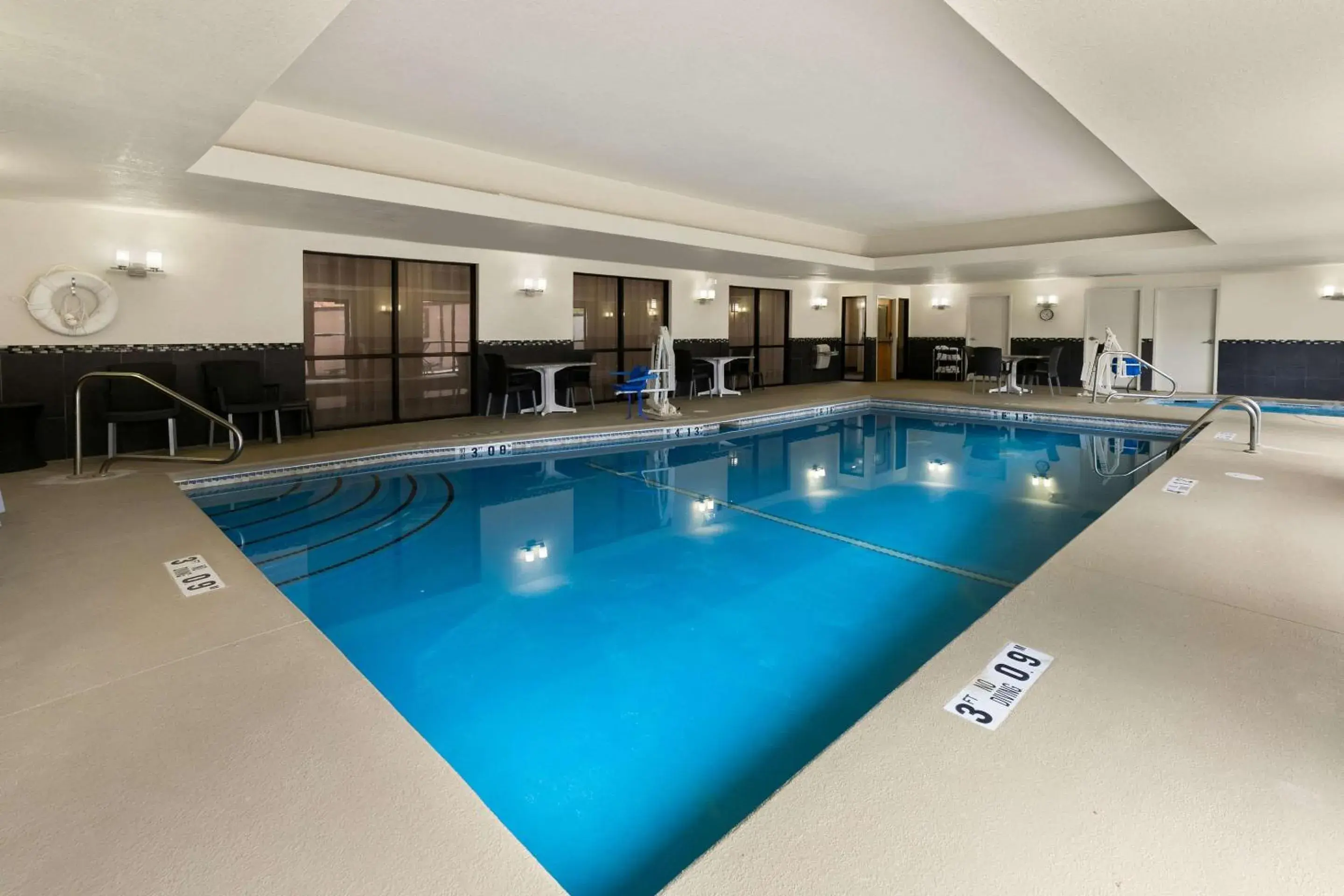 Swimming pool in Comfort Suites Commerce Swimming pool in Comfort Suites Commerce