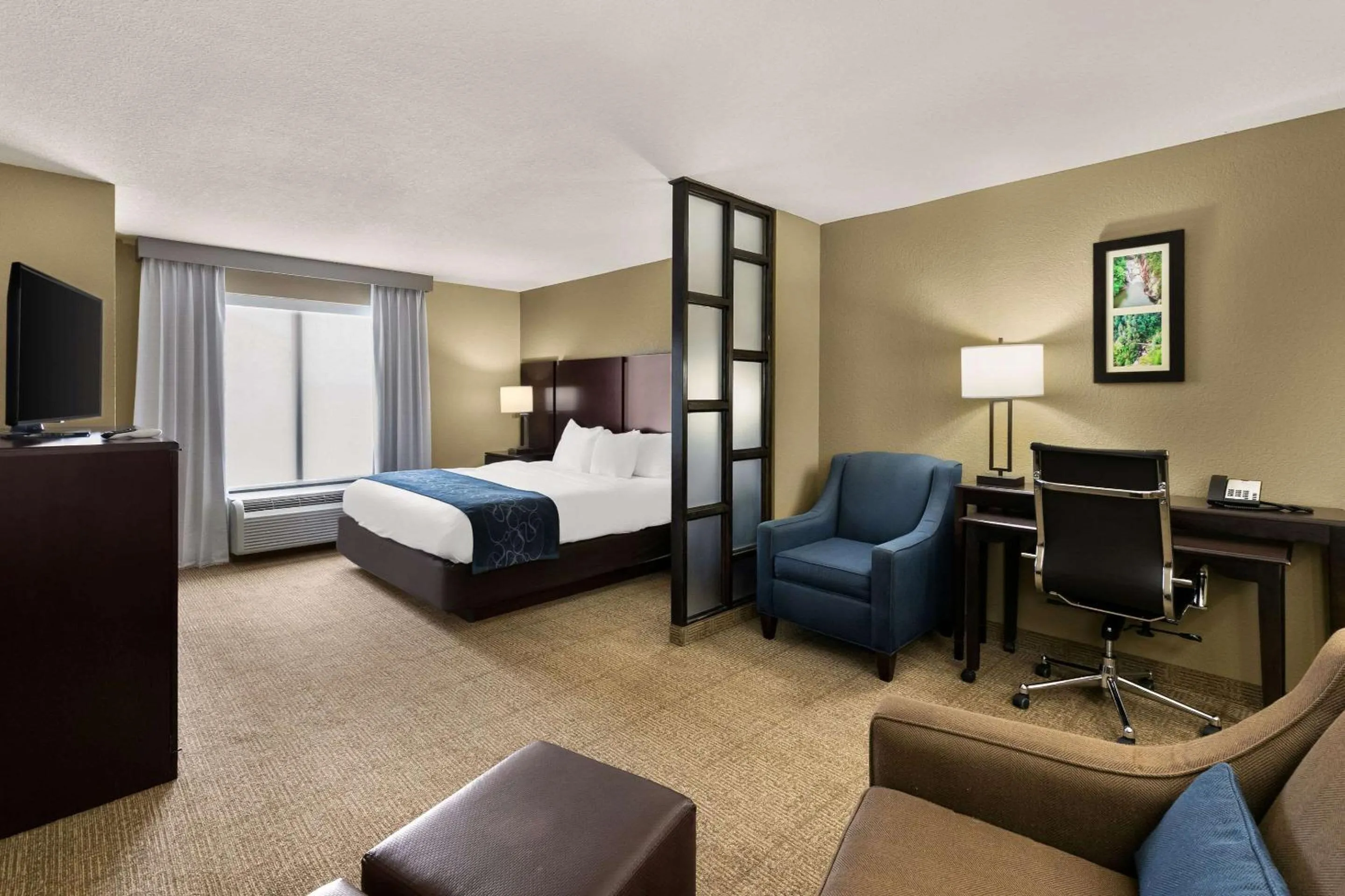 Bedroom, Bed in Comfort Suites Commerce