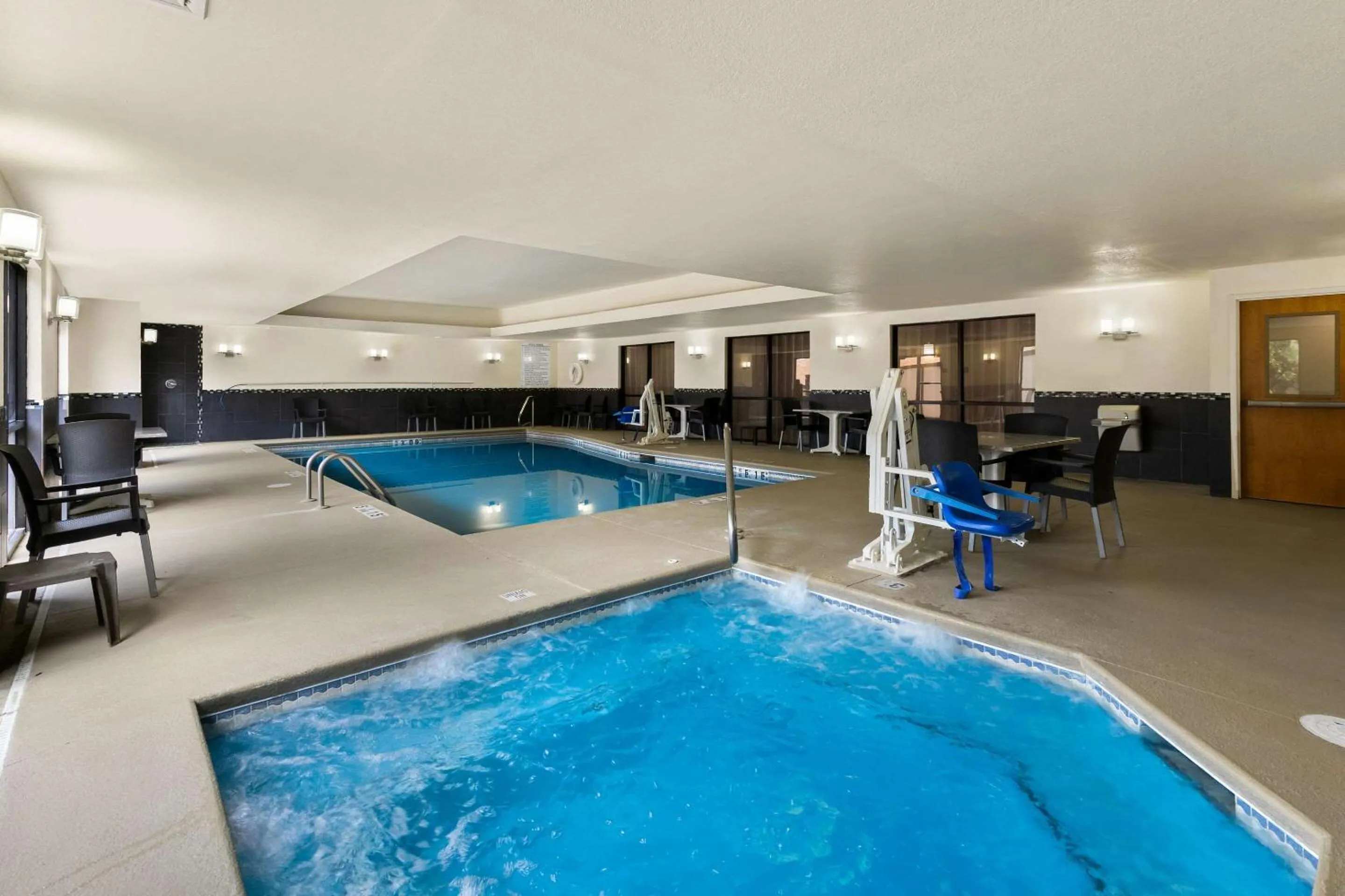 Swimming pool in Comfort Suites Commerce