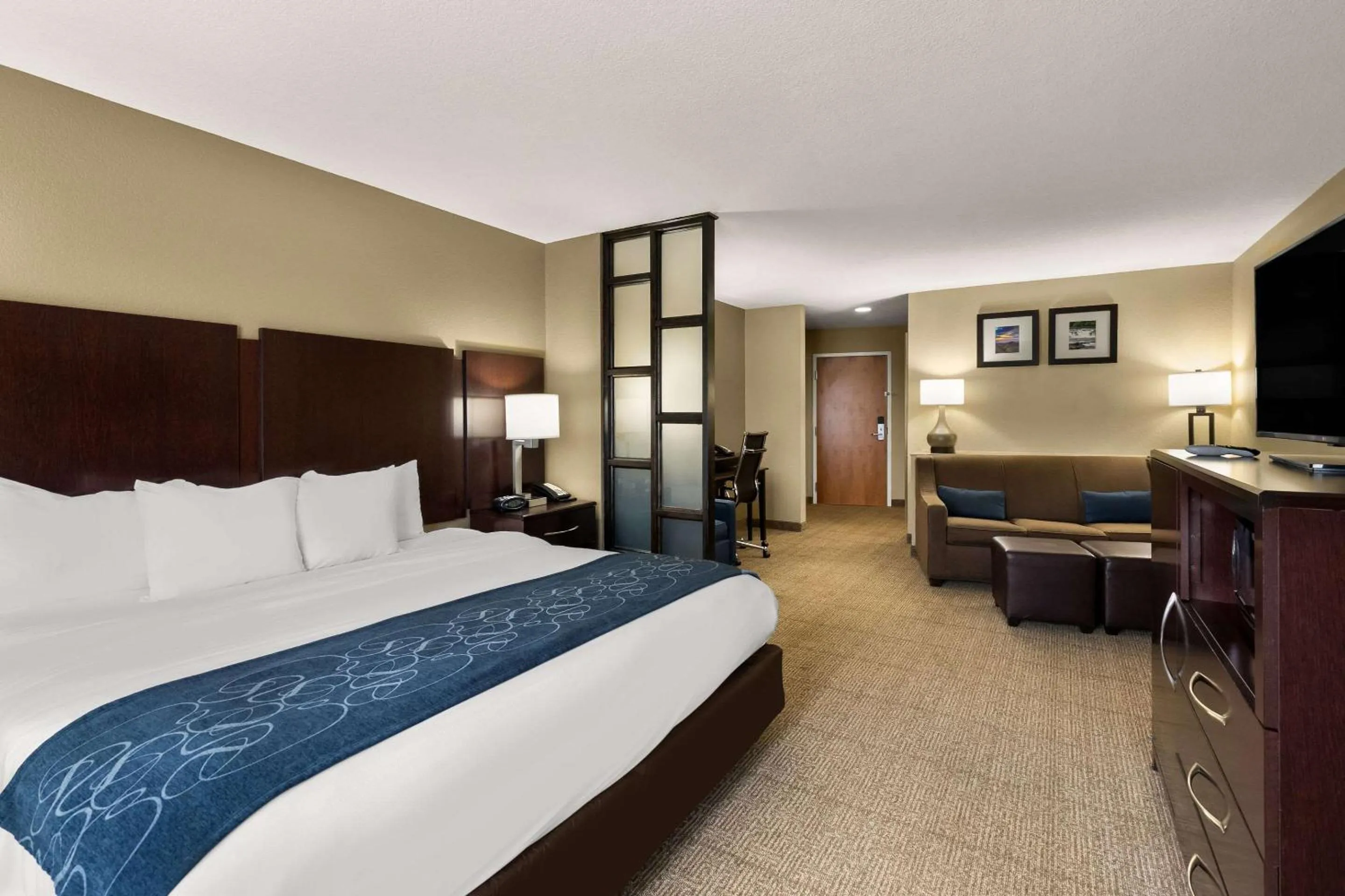 Bedroom, Bed in Comfort Suites Commerce