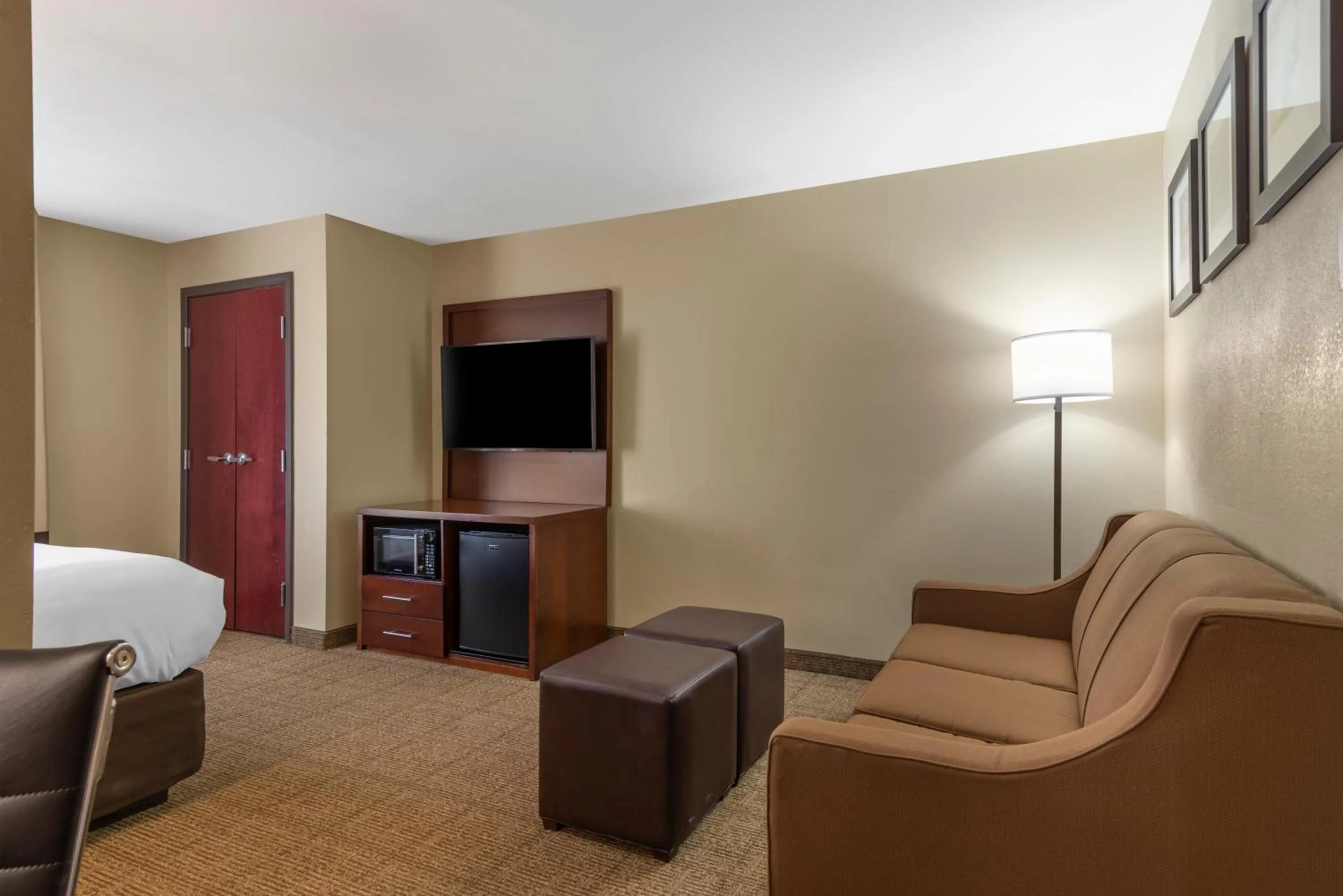 Bedroom in Comfort Suites Locust Grove Atlanta South